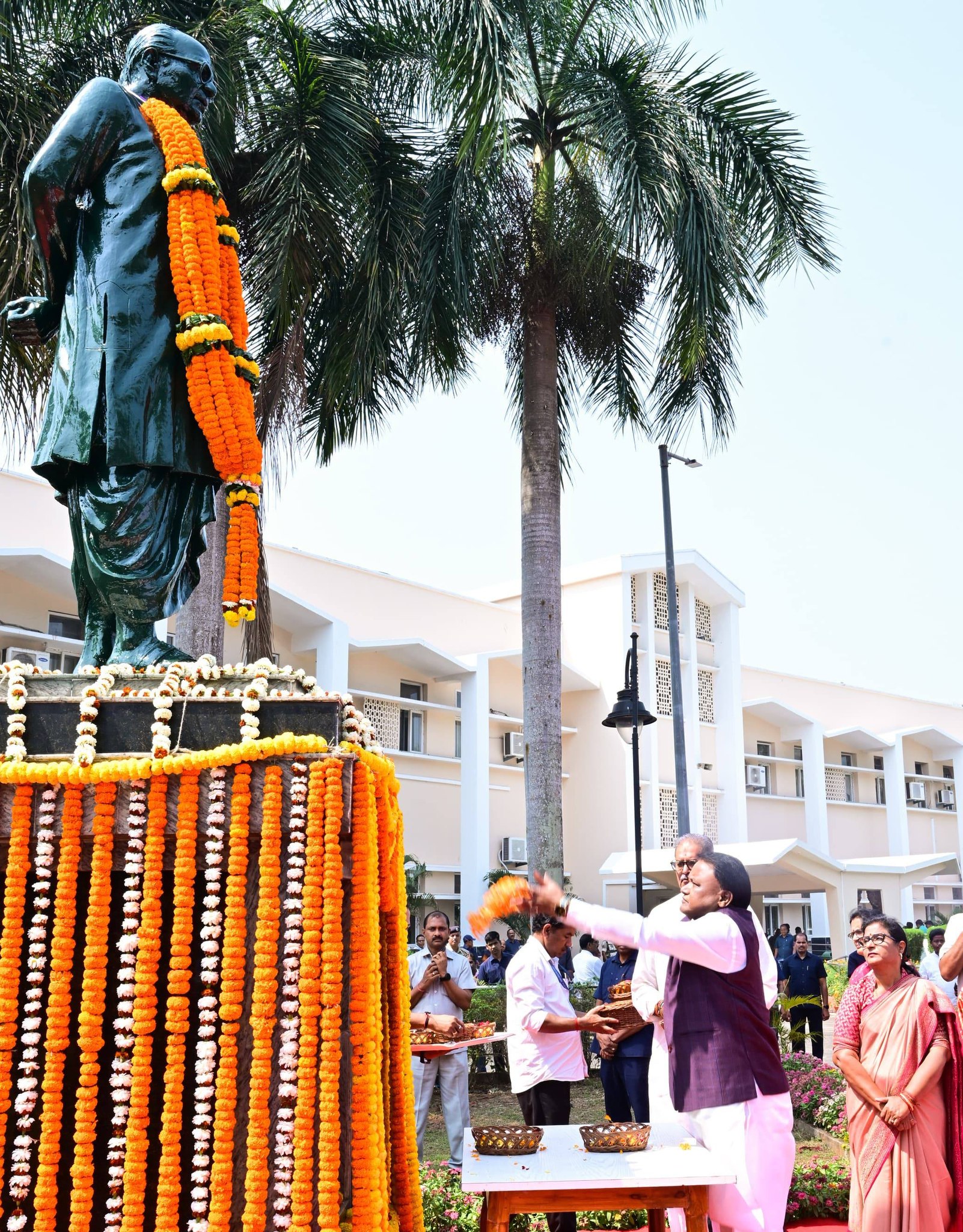 ପୂର୍ବତନ ମୁଖ୍ୟମନ୍ତ୍ରୀ ପ୍ରବାଦ ପୁରୁଷ ବିଜୁ ପଟ୍ଟନାୟକଙ୍କ ରାଜ୍ୟସ୍ତରୀୟ ଜୟନ୍ତୀ ଅବସରରେ ମାନ୍ୟବର ମୁଖ୍ୟମନ୍ତ୍ରୀ ଶ୍ରୀ ମୋହନ ଚରଣ ମାଝୀ ଓଡ଼ିଶା ବିଧାନସଭା ପରିସରରେ ଥିବା ତାଙ୍କ ପ୍ରତିମୂର୍ତ୍ତିରେ ପୁଷ୍ପଗୁଚ୍ଛ ପ୍ରଦାନ କରି ଶ୍ରଦ୍ଧାଞ୍ଜଳି ଜଣାଇଛନ୍ତି।