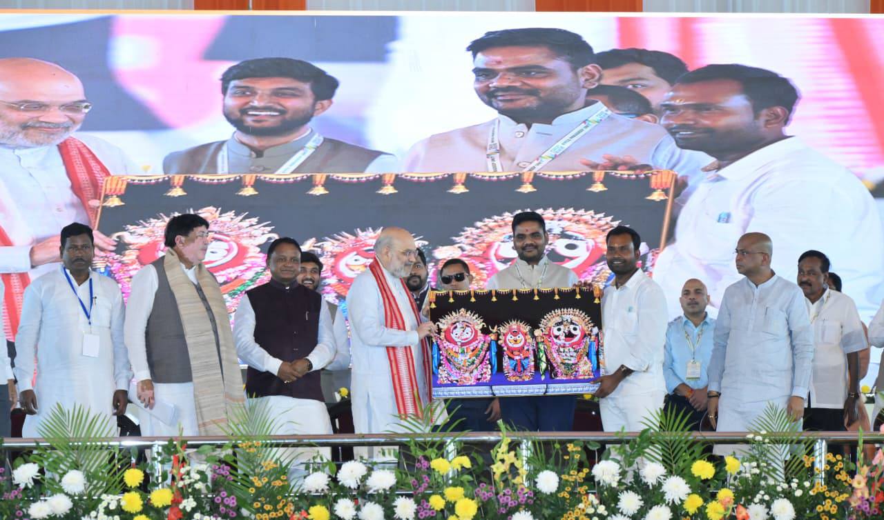 ମାନ୍ୟବର କେନ୍ଦ୍ର ଗୃହ ଏବଂ ସମବାୟ ମନ୍ତ୍ରୀ ଶ୍ରୀ ଅମିତ ଶାହ ପାରାଦ୍ବୀପଠାରେ ମାନ୍ୟବର ମୁଖ୍ୟମନ୍ତ୍ରୀ ଶ୍ରୀ ମୋହନ ଚରଣ ମାଝୀ ଙ୍କ ଉପସ୍ଥିତିରେ ଇଫକୋ 'ସଲଫ୍ୟୁରିକ ଏସିଡ୍ ପ୍ଲାଣ୍ଟ' ଉଦଘାଟନ କରିଛନ୍ତି ।