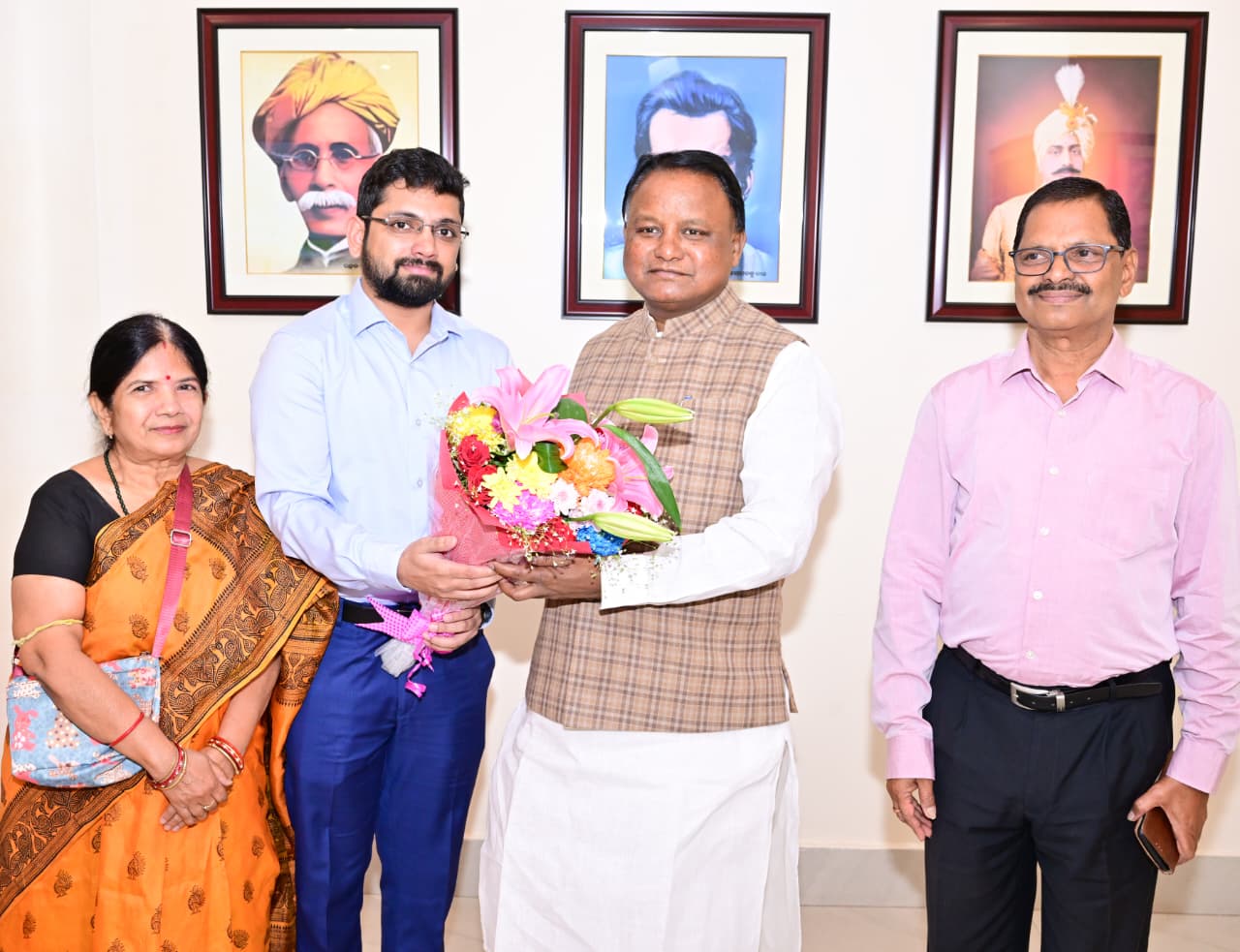 ୟୁ.ପି.ଏସ.ସି ଦ୍ୱାରା ପରିଚାଳିତ ସିଭିଲ ସେବା ପରୀକ୍ଷାରେ ସଫଳତା ହାସଲ କରିଥିବା କେନ୍ଦୁଝରର ଶ୍ରୀ ସାତ୍ତ୍ୱିକ ସତ୍ୟକାମ ଦେବତା ମାନ୍ୟବର ମୁଖ୍ୟମନ୍ତ୍ରୀ ଶ୍ରୀ ମୋହନ ଚରଣ ମାଝୀଙ୍କ ସହ ସାକ୍ଷାତ କରିଛନ୍ତି । 