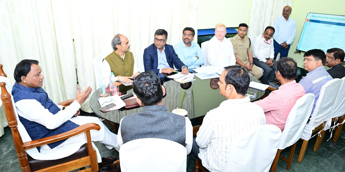 Hon'ble Chief Minister Shri Mohan Charan Majhi has held a review meeting regarding the establishment of various large industries in Paradeep in the coming days.