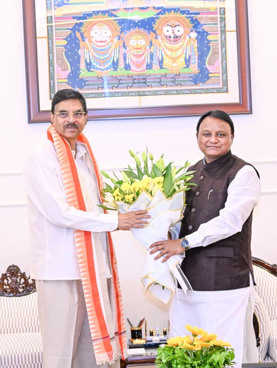 Hon'ble Chief Minister Shri Mohan Charan Majhi held a courtesy call on Hon'ble Governor Dr. Hari Babu Kambhampati at Lok Bhavan and held discussions.