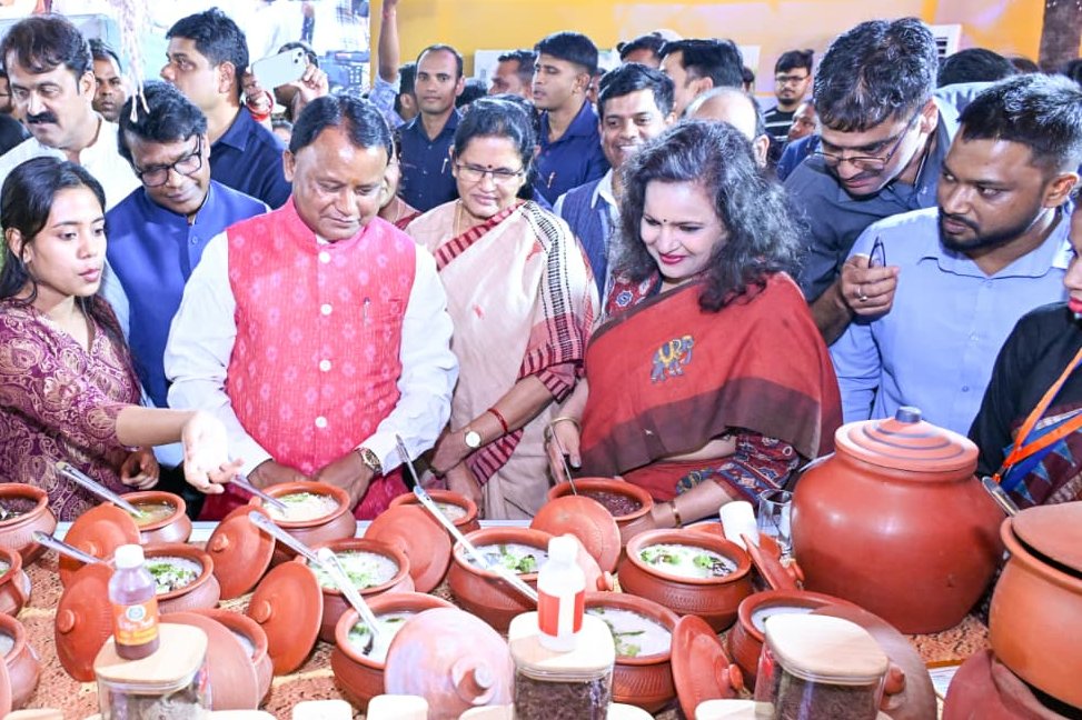 Hon'ble Chief Minister Shri Mohan Charan Majhi has joined the 'Pakhal Parva' program organized at Panth Nivas, Bhubaneswar on the occasion of World Pakhala Day.