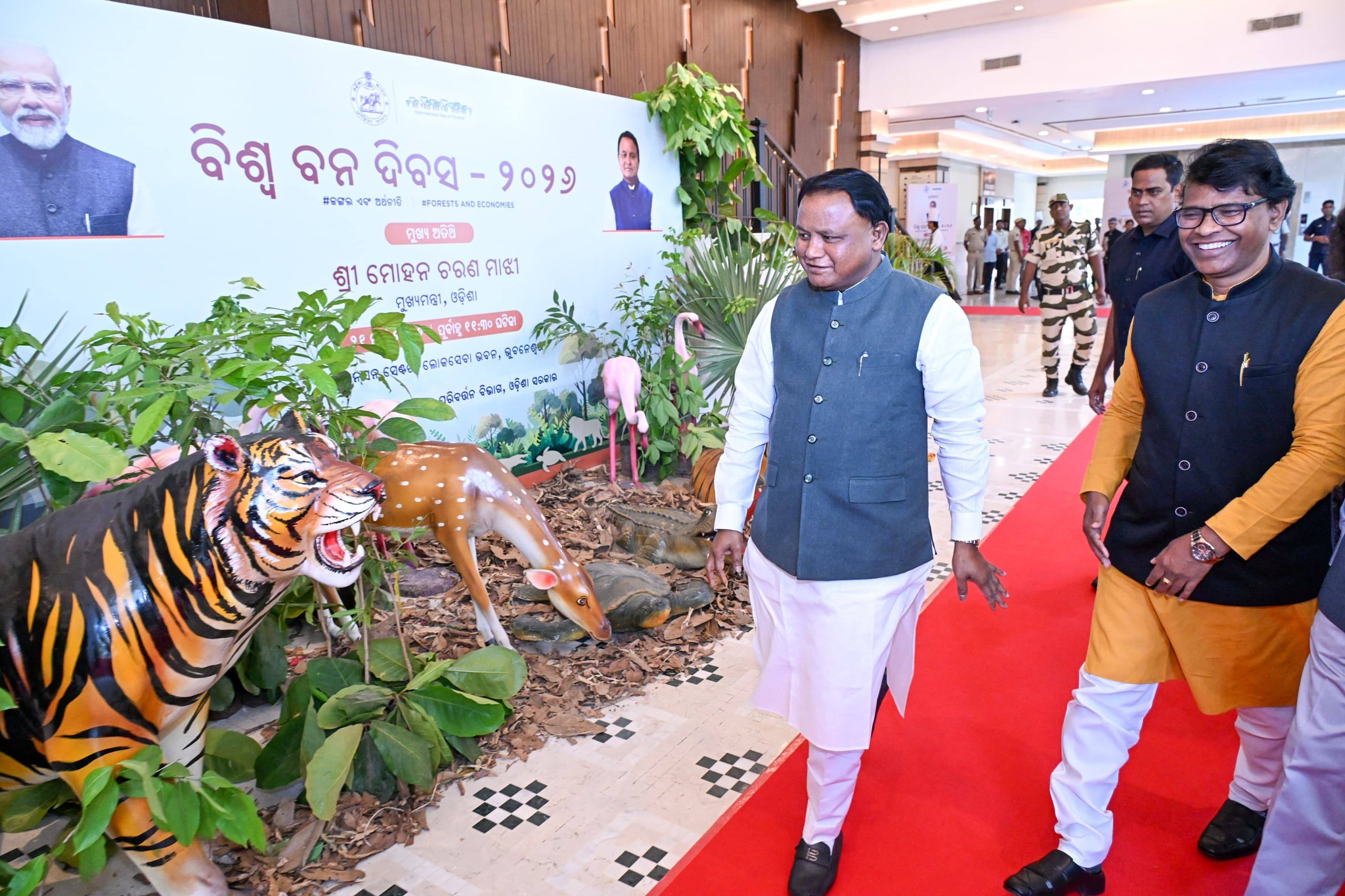 ବିଶ୍ୱ ବନ ଦିବସ ଅବସରରେ ମାନ୍ୟବର ମୁଖ୍ୟମନ୍ତ୍ରୀ ଶ୍ରୀ ମୋହନ ଚରଣ ମାଝୀ ଲୋକସେବା ଭବନ କନଭେନସନ ସେଣ୍ଟରଠାରେ ଆୟୋଜିତ ଫଟୋ ଚିତ୍ର ପ୍ରଦର୍ଶନୀ ପରିଦର୍ଶନ କରିଛନ୍ତି ।