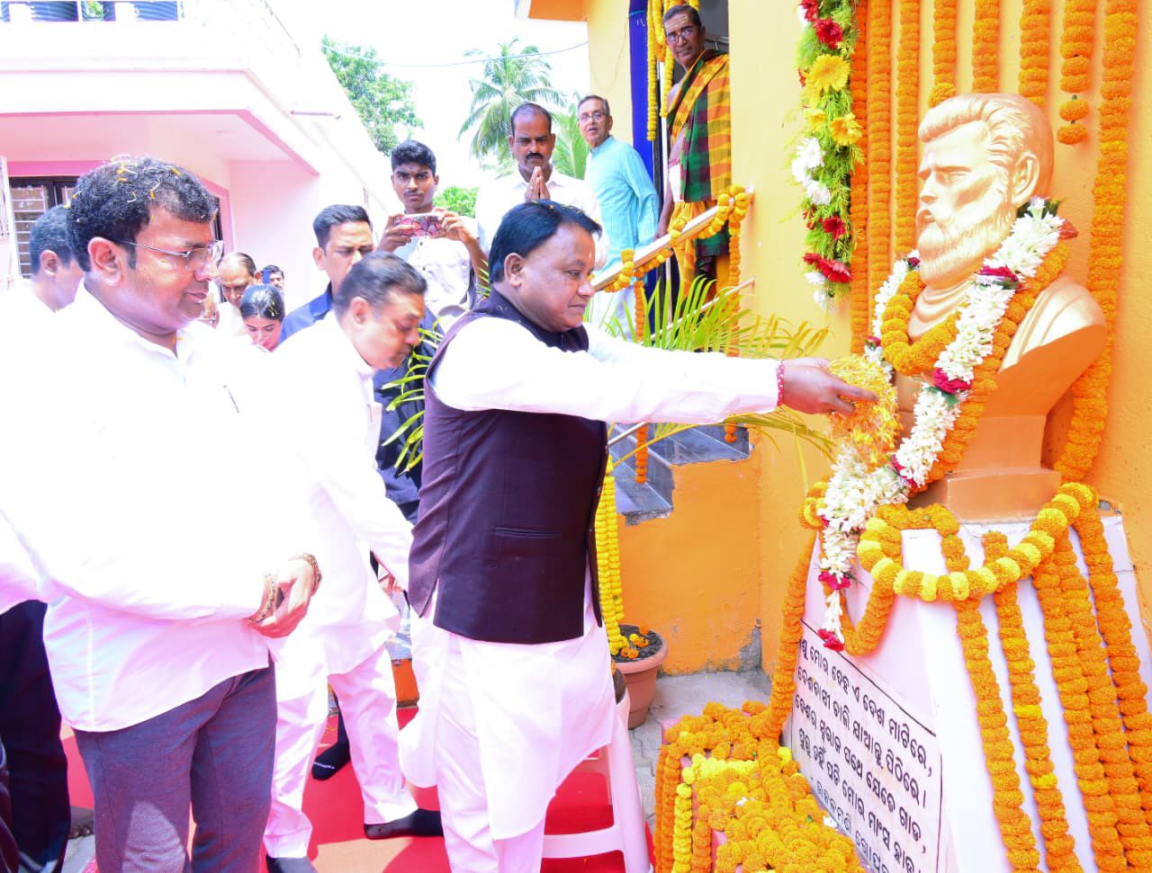 ପବିତ୍ର ଓଡ଼ିଶା ଦିବସ ଅବସରରେ ଆଜି ପୁରୀ ଜିଲ୍ଲାର ସୁଆଣ୍ଡୋଠାରେ ଆୟୋଜିତ ରାଜ୍ୟସ୍ତରୀୟ ଉତ୍ସବରେ ମାନ୍ୟବର ମୁଖ୍ୟମନ୍ତ୍ରୀ ଶ୍ରୀ ମୋହନ ଚରଣ ମାଝୀ ଯୋଗ ଦେଇଛନ୍ତି।