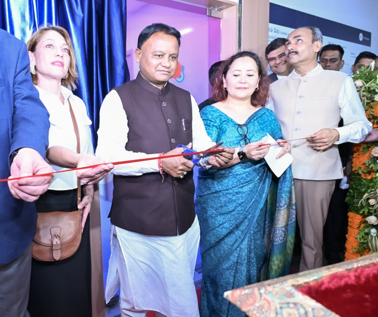 ମାନ୍ୟବର ମୁଖ୍ୟମନ୍ତ୍ରୀ ଶ୍ରୀ ମୋହନ ଚରଣ ମାଝୀ ବାବାସାହେବ ଭୀମ୍ ରାଓ ଆମ୍ବେଦକର ବସ୍ ଟର୍ମିନାଲ୍, ଭୁବନେଶ୍ୱରଠାରେ VFS ଗ୍ଲୋବାଲ୍ ଭିସା ସେବା କେନ୍ଦ୍ରର ଶୁଭାରମ୍ଭ କରିଛନ୍ତି।
