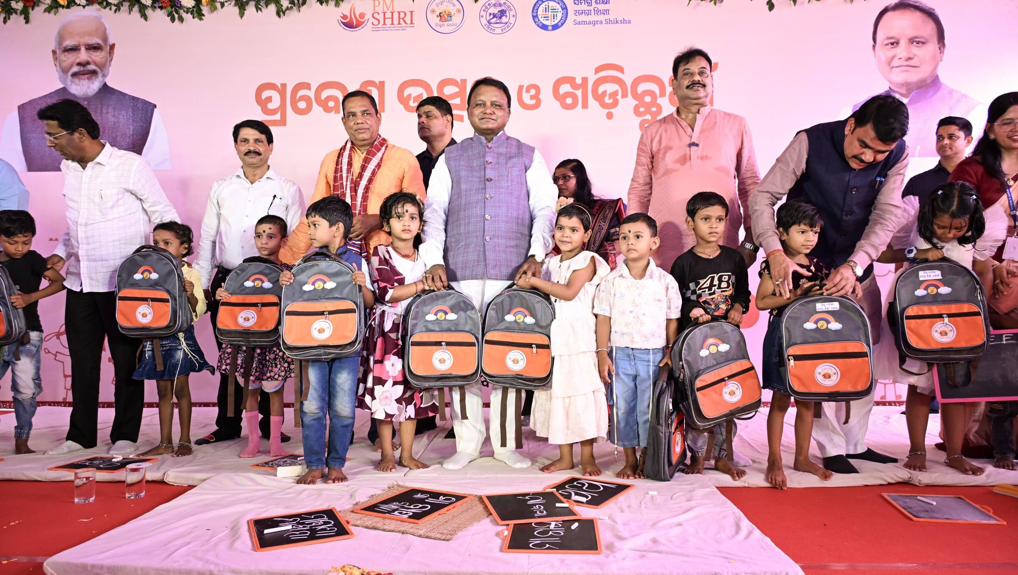 ରାଜ୍ୟସ୍ତରୀୟ ପ୍ରବେଶ ଉତ୍ସବ ଓ ଖଡ଼ିଛୁଆଁ କାର୍ଯ୍ୟକ୍ରମରେ ପିଲାଙ୍କୁ ଖଡ଼ି ଛୁଆଁଇଲେ ମାନ୍ୟବର ମୁଖ୍ୟମନ୍ତ୍ରୀ ଶ୍ରୀ ମୋହନ ଚରଣ ମାଝୀ।