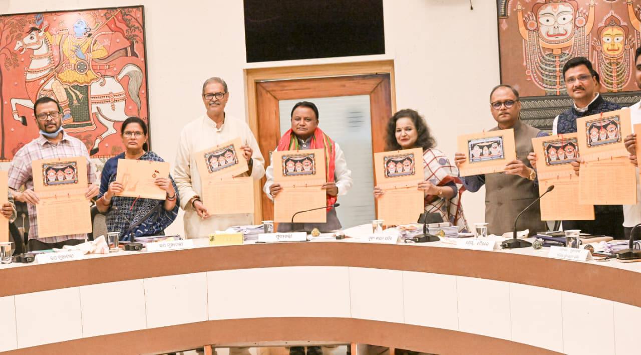 ଓଡ଼ିଆ ନବବର୍ଷ ଉପଲକ୍ଷେ ଶ୍ରୀମନ୍ଦିର ପ୍ରଶାସନ ପକ୍ଷରୁ ପ୍ରକାଶିତ ଶ୍ରୀଜୀଉଙ୍କ ଯାନିଯାତ୍ରା ଓ ପର୍ବପର୍ବାଣୀ ସମ୍ପର୍କିତ କ୍ୟାଲେଣ୍ଡର ଦେବାର୍ପଣ ପରେ ମାନ୍ୟବର  ମୁଖ୍ୟମନ୍ତ୍ରୀ ଶ୍ରୀ ମୋହନ ଚରଣ ମାଝୀ ଏହାର ଲୋକାର୍ପଣ କରିଛନ୍ତି।