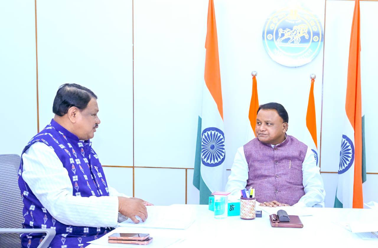 ଆସନ୍ତା ୨୧ ତାରିଖରେ ମାନ୍ୟବର ରାଷ୍ଟ୍ରପତିଙ୍କ ରାଉରକେଲା ଗସ୍ତ ଅବସରରେ ହେବାକୁ ଥିବା କାର୍ଯ୍ୟକ୍ରମ ସମ୍ପର୍କରେ ମାନ୍ୟବର କେନ୍ଦ୍ର ଆଦିବାସୀ ବ୍ୟାପାର ମନ୍ତ୍ରୀ ଶ୍ରୀ ଜୁଏଲ ଓରାମ, ମାନ୍ୟବର ମୁଖ୍ୟମନ୍ତ୍ରୀ ଶ୍ରୀ ମୋହନ ଚରଣ ମାଝୀଙ୍କ ସହ ଆଲୋଚନା କରିଛନ୍ତି ।