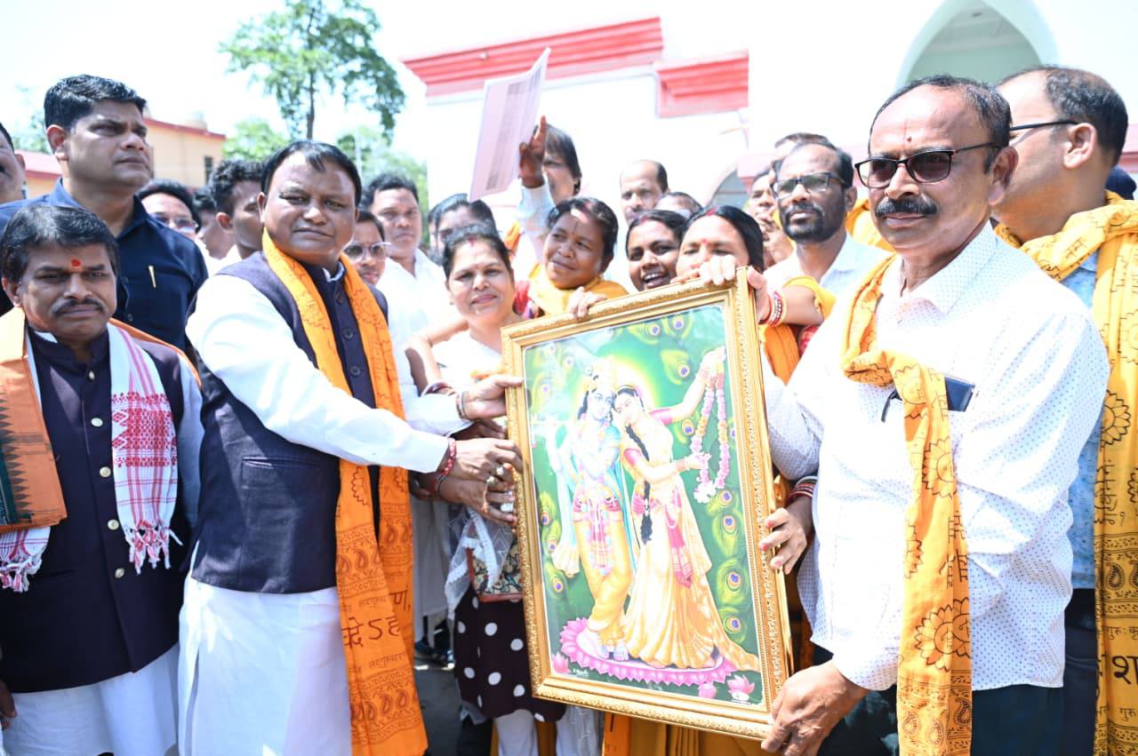 Honorable Chief Minister Shri Mohan Charan Majhi has listened to the grievances of the public and met the members of various organizations at Kendujhar Circuit House.