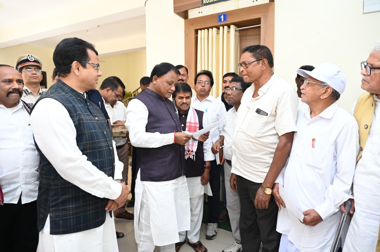 During his visit to Keonjhar, he met people from different regions at the Circuit House and discussed their problems and needs.