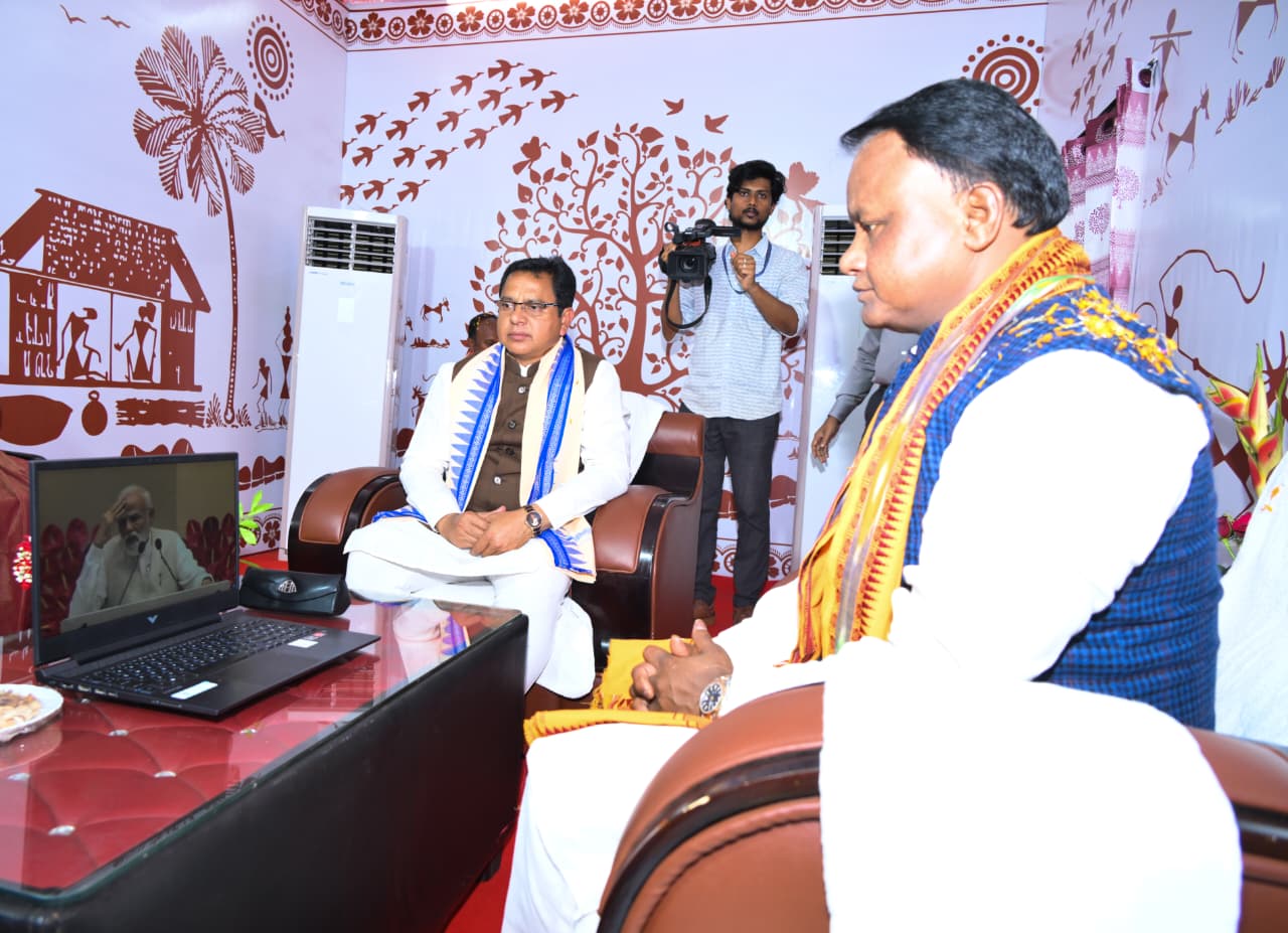 ମାନ୍ୟବର ପ୍ରଧାନମନ୍ତ୍ରୀ ଶ୍ରୀ ନରେନ୍ଦ୍ର ମୋଦୀ ‘ନାରୀଶକ୍ତି ବନ୍ଦନ ସମ୍ମିଳନୀ’କୁ ସମ୍ବୋଧିତ କରିଛନ୍ତି। 