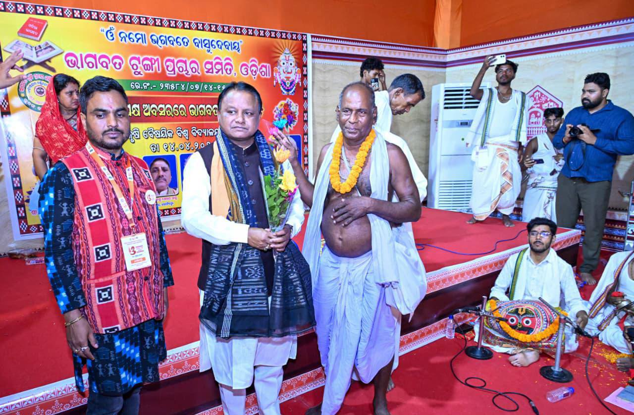 ମାନ୍ୟବର ମୁଖ୍ୟମନ୍ତ୍ରୀ ଶ୍ରୀ ମୋହନ ଚରଣ ମାଝୀ ଓୟୁଏଟି କୃଷି ଶିକ୍ଷା ସଦନଠାରେ ଓଡ଼ିଆ ପକ୍ଷ ଉଦଯାପନୀ ଅବସରରେ ଆୟୋଜିତ ପ୍ରଦର୍ଶନୀ ପରିଦର୍ଶନ କରିବା ସହ ଆମ ପରମ୍ପରା, ସଂସ୍କୃତି ନେଇ କଳାକାରମାନଙ୍କ ସହ ଆଲୋଚନା କରିଛନ୍ତି।