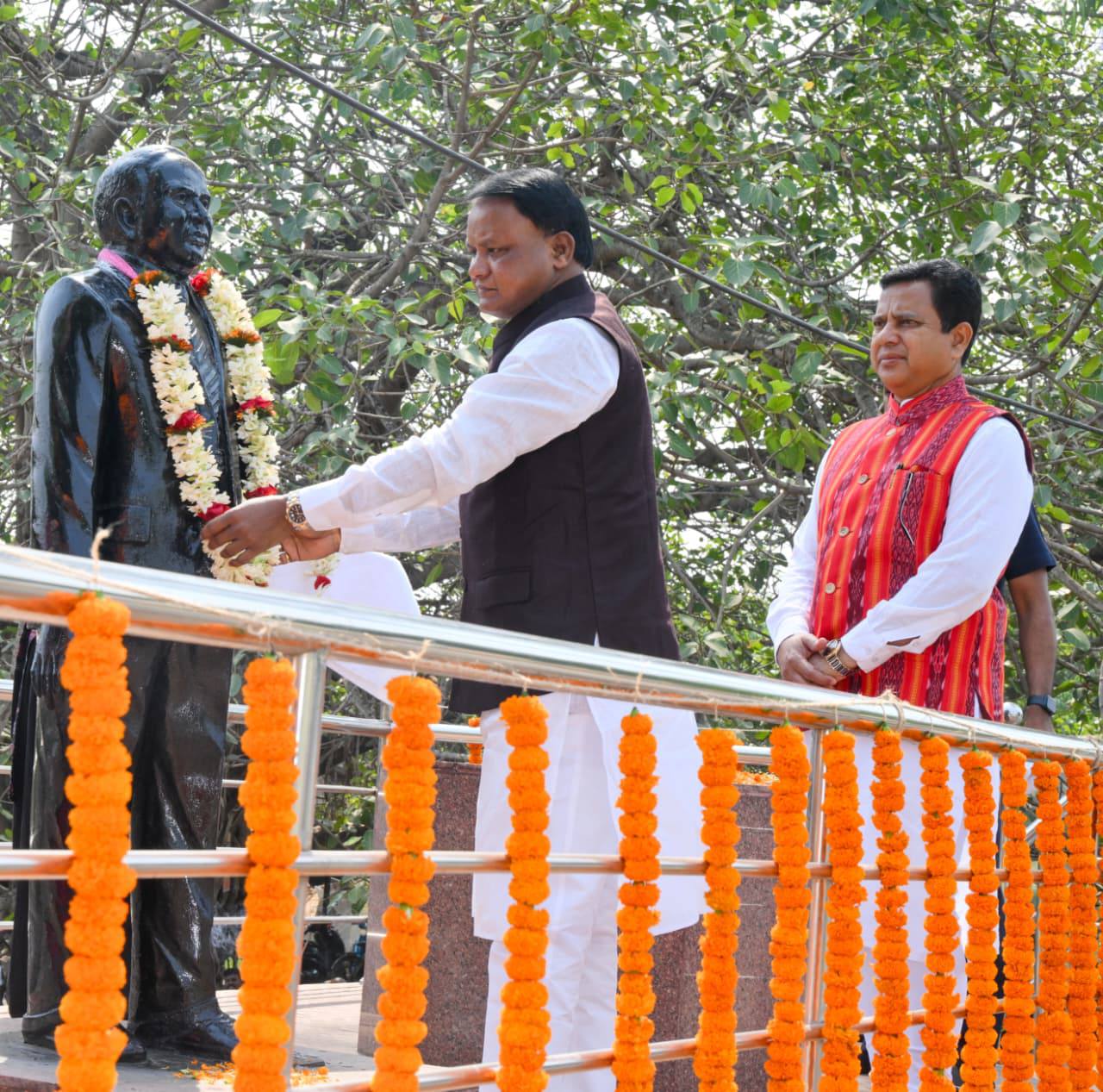 ମାନ୍ୟବର ମୁଖ୍ୟମନ୍ତ୍ରୀ ଶ୍ରୀ ମୋହନ ଚରଣ ମାଝୀ ଭାରତ ରତ୍ନ ବାବା ସାହେବ୍ ଆମ୍ବେଦକରଙ୍କ ଜୟନ୍ତୀ ଅବସରରେ କେନ୍ଦୁଝରଠାରେ ତାଙ୍କ ପ୍ରତିମୂର୍ତ୍ତିରେ ପୁଷ୍ପମାଲ୍ୟ ପ୍ରଦାନ କରି ଶ୍ରଦ୍ଧାଞ୍ଜଳି ଜଣାଇଛନ୍ତି।