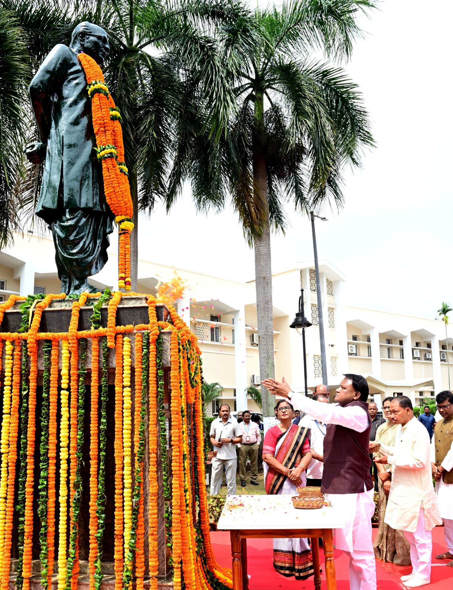 ଓଡ଼ିଶାର ପୂର୍ବତନ ମୁଖ୍ୟମନ୍ତ୍ରୀ ତଥା ପ୍ରବାଦ ପୁରୁଷ ବିଜୁ ପଟ୍ଟନାୟକଙ୍କ ଶ୍ରାଦ୍ଧ ବାର୍ଷିକୀ ଅବସରରେ ମାନ୍ୟବର ମୁଖ୍ୟମନ୍ତ୍ରୀ ଶ୍ରୀ ମୋହନ ଚରଣ ମାଝୀ ବିଧାନସଭା ପରିସରରେ ତାଙ୍କ ପ୍ରତିମୂର୍ତ୍ତିରେ ପୁଷ୍ପମାଲ୍ୟ ଅର୍ପଣ କରି ଶ୍ରଦ୍ଧାଞ୍ଜଳି ଜଣାଇଛନ୍ତି।