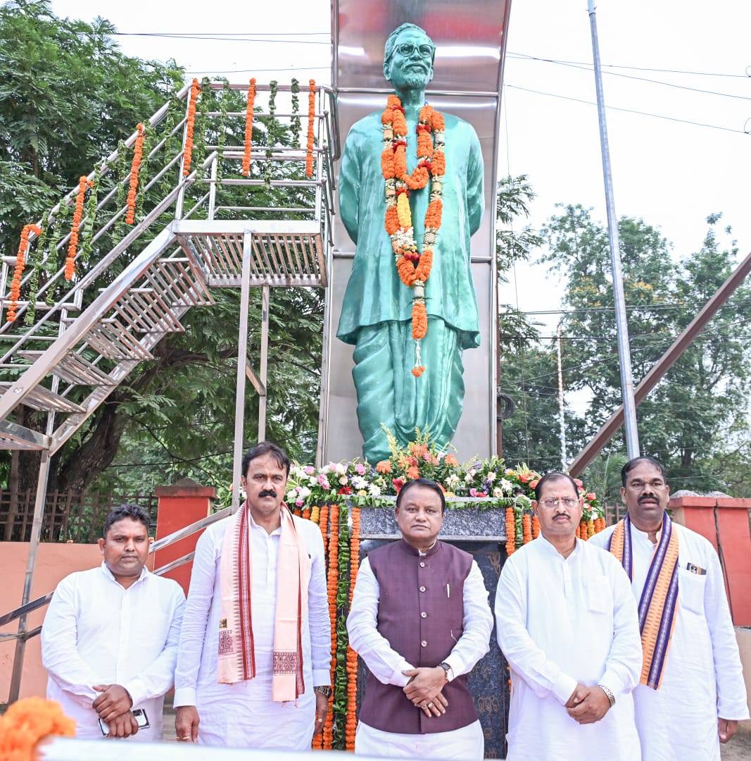 ଓଡ଼ିଶାର ପୂର୍ବତନ ମୁଖ୍ୟମନ୍ତ୍ରୀ ନବକୃଷ୍ଣ ଚୌଧୁରୀଙ୍କ ପ୍ରତିମୂର୍ତ୍ତିରେ ମାନ୍ୟବର ମୁଖ୍ୟମନ୍ତ୍ରୀ ଶ୍ରୀ ମୋହନ ଚରଣ ମାଝୀ ପୁଷ୍ପମାଲ୍ୟ ଅର୍ପଣ କରି ଶ୍ରଦ୍ଧାଞ୍ଜଳି ଜଣାଇଛନ୍ତି।