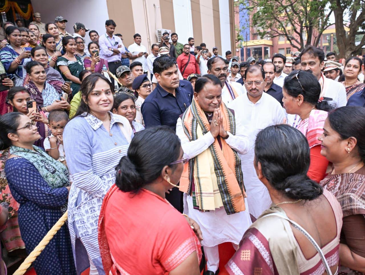 ନାରୀ କେବଳ ପରିବାରର ନୁହେଁ, ସମାଜ ଓ ଜାତିର ମୂଳ ଶକ୍ତି ଭାବେ ପରିଚିତ। ନାରୀଶକ୍ତିର  ବିଶାଳ ସମାଗମ ଭବିଷ୍ୟତ ଓଡ଼ିଶାର  ଉନ୍ନତି ପାଇଁ ଏକ ସକାରାତ୍ମକ ସଙ୍କେତ ବୋଲି ଅନୁଗୋଳରେ ଆୟୋଜିତ ‘ନାରୀଶକ୍ତି ବନ୍ଦନ’ କାର୍ଯ୍ୟକ୍ରମରେ ଯୋଗଦେଇ ମାନ୍ୟବର ମୁଖ୍ୟମନ୍ତ୍ରୀ ଶ୍ରୀ ମୋହନ ଚରଣ ମାଝୀ କହିଛନ୍ତି।