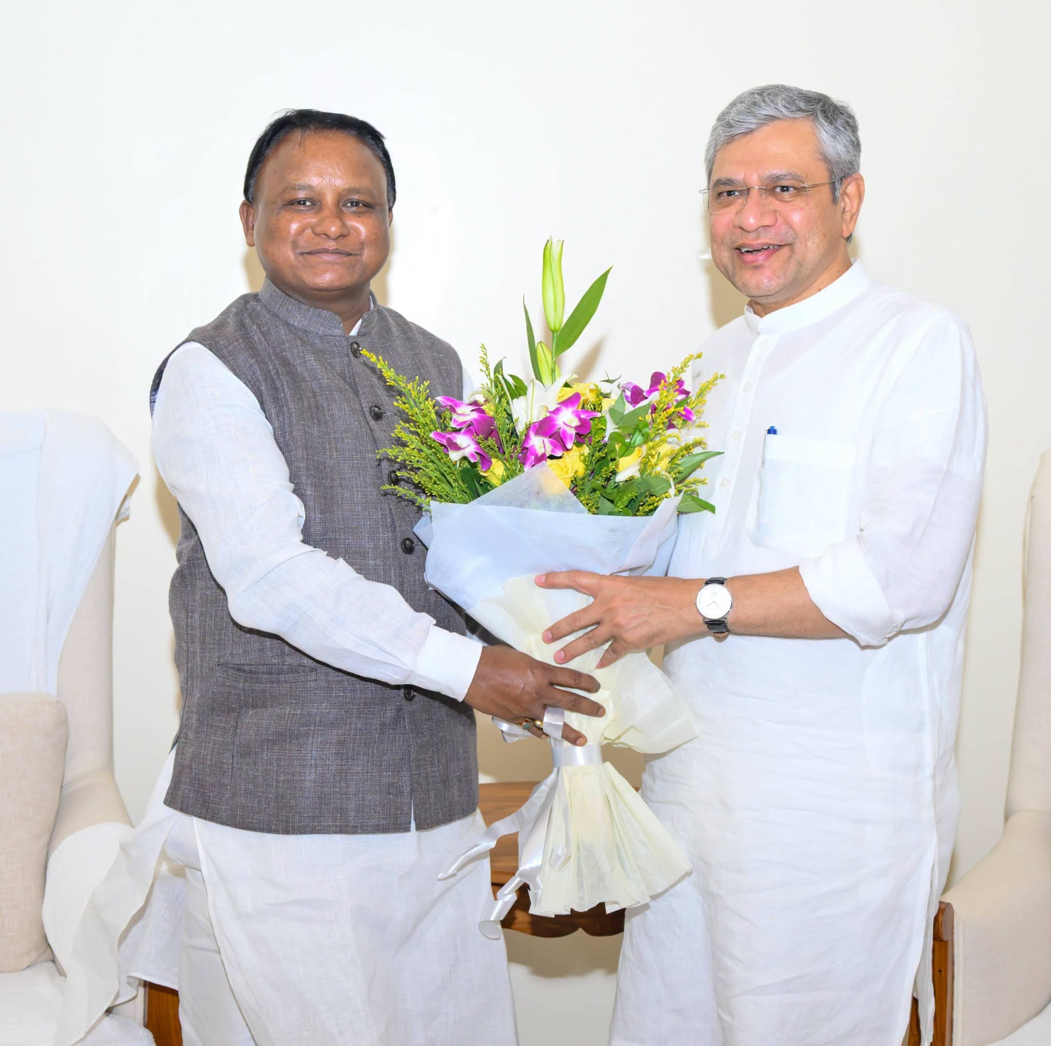 Hon'ble Chief Minister Shri Mohan Charan Majhi has met with Hon'ble Central Railway, Electronics and I.T. Minister Shri Ashwini Baishnav and discussed various developmental activities.