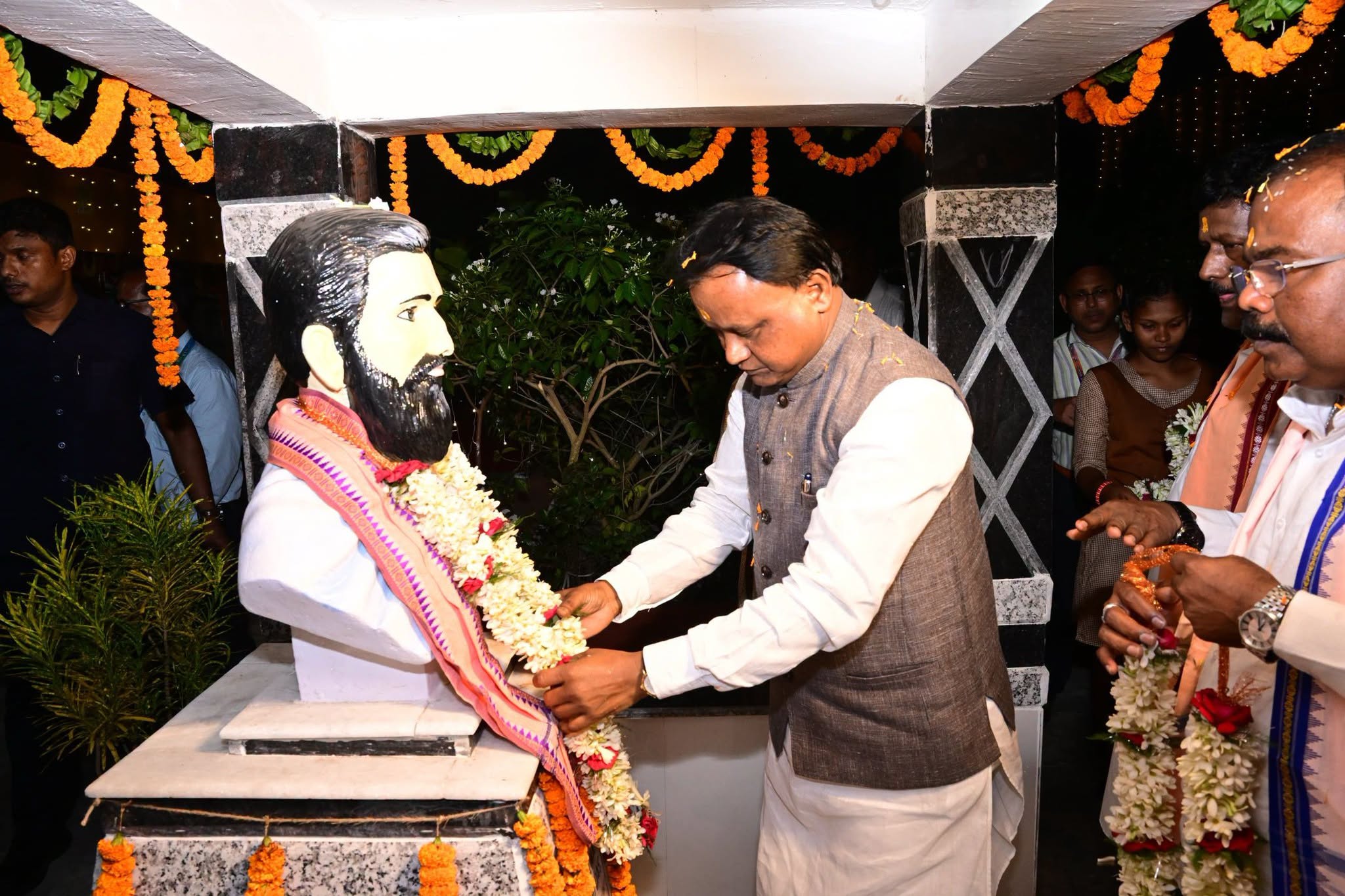ସୁନ୍ଦରଗ୍ରାମ ସରକାରୀ ଉଚ୍ଚ ବିଦ୍ୟାଳୟ ପରିସରରେ ଥିବା ଉତ୍କଳମଣି ପଣ୍ଡିତ ଗୋପବନ୍ଧୁ ଦାସଙ୍କ ପ୍ରତିମୂର୍ତ୍ତିରେ ମାନ୍ୟବର ମୁଖ୍ୟମନ୍ତ୍ରୀ ଶ୍ରୀ ମୋହନ ଚରଣ ମାଝୀ ପୁଷ୍ପମାଲ୍ୟ ଅର୍ପଣ କରି ଶ୍ରଦ୍ଧାଞ୍ଜଳି ଜଣାଇଛନ୍ତି।