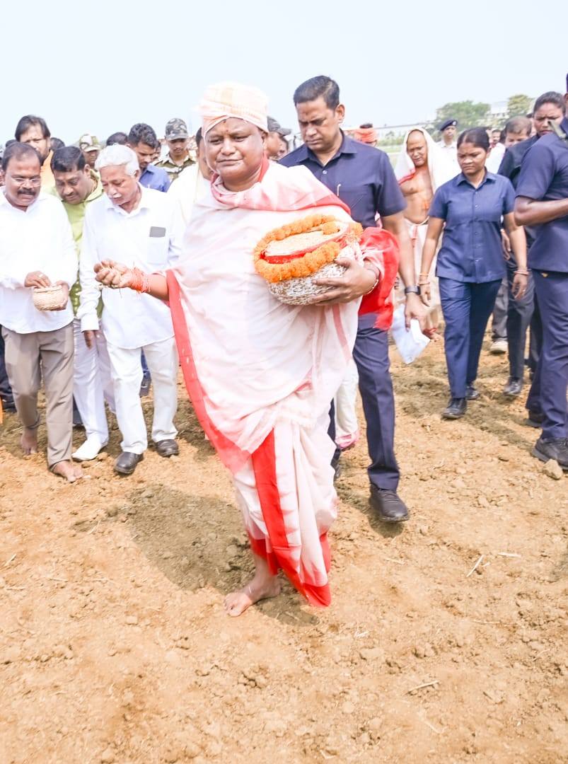 ପବିତ୍ର ଅକ୍ଷୟ ତୃତୀୟା ଅବସରରେ ମାନ୍ୟବର ମୁଖ୍ୟମନ୍ତ୍ରୀ ଶ୍ରୀ ମୋହନ ଚରଣ ମାଝୀ କଟକ ସ୍ଥିତ କେନ୍ଦ୍ରୀୟ ଧାନ ଗବେଷଣା କେନ୍ଦ୍ରଠାରେ ପୂଜାର୍ଚ୍ଚନା କରିବା ସହିତ ଅକ୍ଷି ମୁଠି ଅନୁକୂଳ କରିଛନ୍ତି।