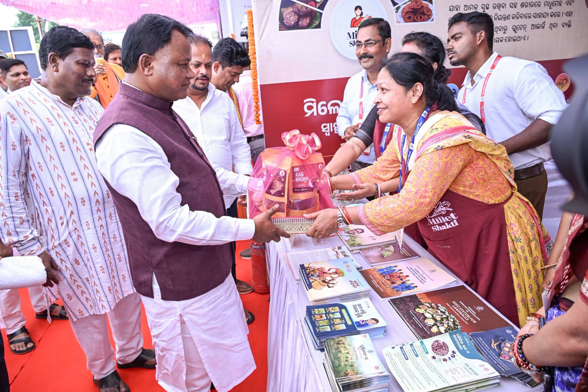 ପବିତ୍ର ଅକ୍ଷୟ ତୃତୀୟା ଓ ରାଜ୍ୟସ୍ତରୀୟ କୃଷକ ଦିବସ ଅବସରରେ ମାନ୍ୟବର ମୁଖ୍ୟମନ୍ତ୍ରୀ ଶ୍ରୀ ମୋହନ ଚରଣ ମାଝୀ କଟକ ସ୍ଥିତ କେନ୍ଦ୍ରୀୟ ଧାନ ଗବେଷଣା କେନ୍ଦ୍ରଠାରେ ଆୟୋଜିତ କୃଷି ପ୍ରଦର୍ଶନୀ ପରିଦର୍ଶନ କରିଛନ୍ତି।
