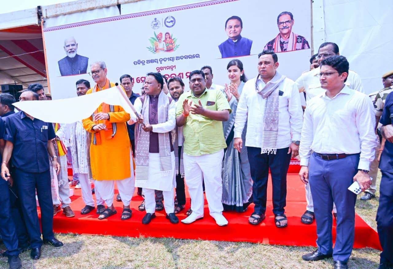 କଟକଠାରେ ଆୟୋଜିତ ରାଜ୍ୟସ୍ତରୀୟ କୃଷକ ଦିବସ ଅବସରରେ ମାନ୍ୟବର ମୁଖ୍ୟମନ୍ତ୍ରୀ ଶ୍ରୀ ମୋହନ ଚରଣ ମାଝୀ ‘ଆମ ବିହନ ରଥ’ ଏବଂ ‘କୃଷି ରଥ’ର ଶୁଭାରମ୍ଭ କରିଛନ୍ତି।