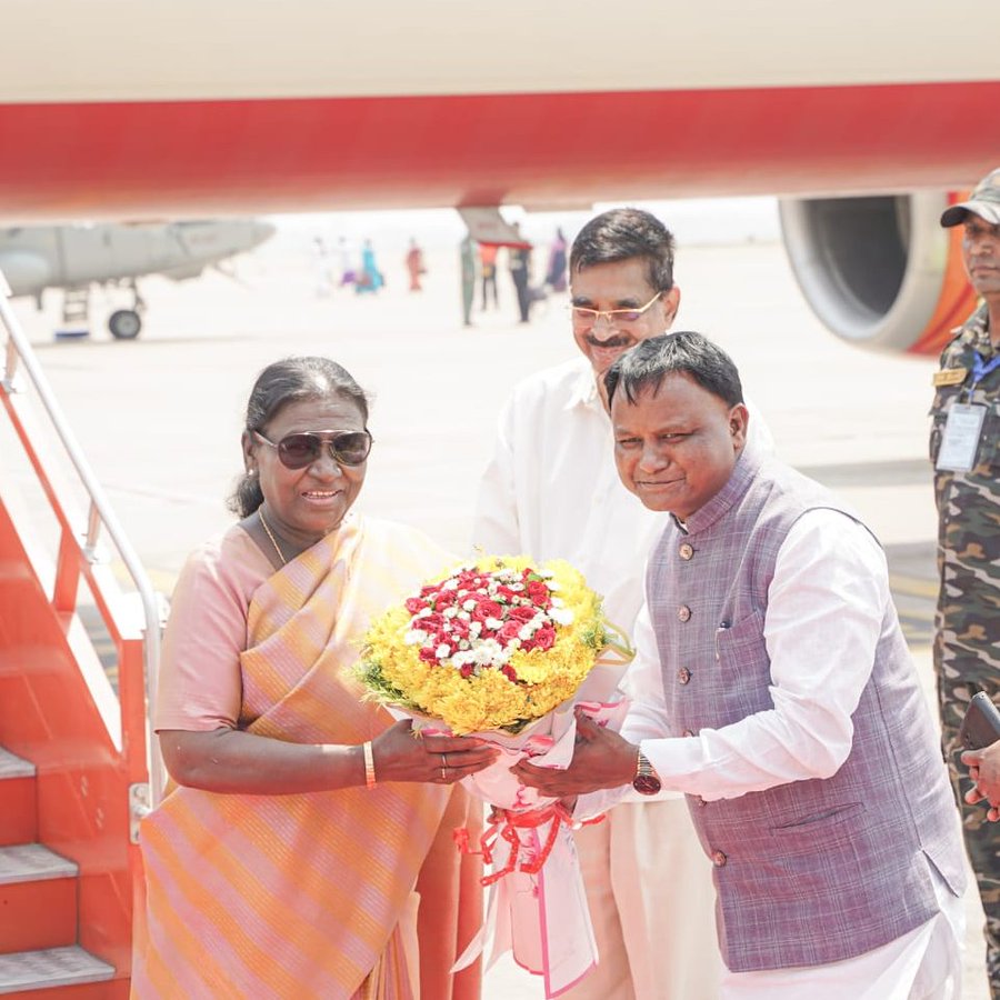 Hon'ble Chief Minister Shri Mohan Charan Majhi welcomed Hon'ble President Smt. Draupadi Murmu at Jharsuguda airport today during her visit to Odisha.
