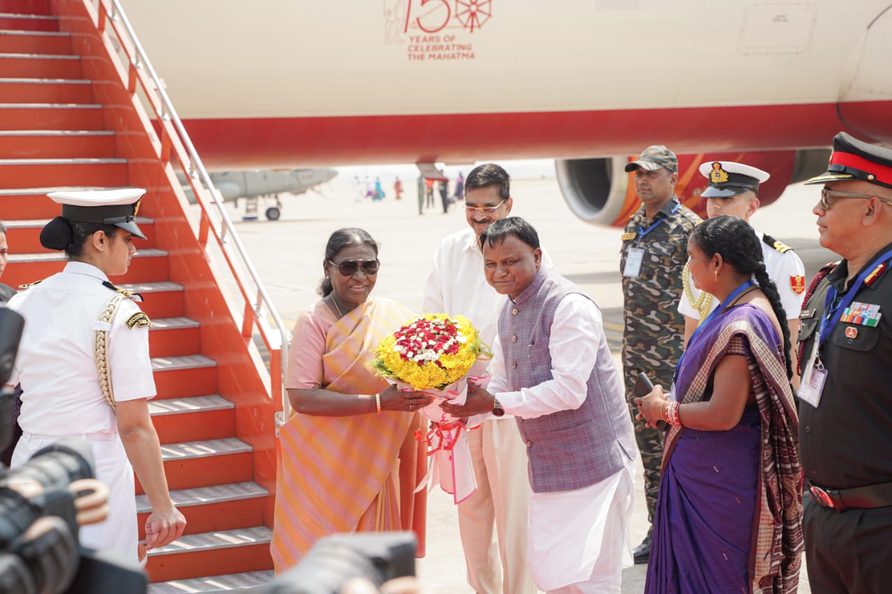 Hon’ble President Smt. Droupadi Murmu was accorded a warm welcome by Hon’ble Governor Shri Dr. Hari Babu Kambhampati and  Hon’ble Chief Minister Shri Mohan Charan Majhi, upon her arrival at Jharsuguda  Airport.