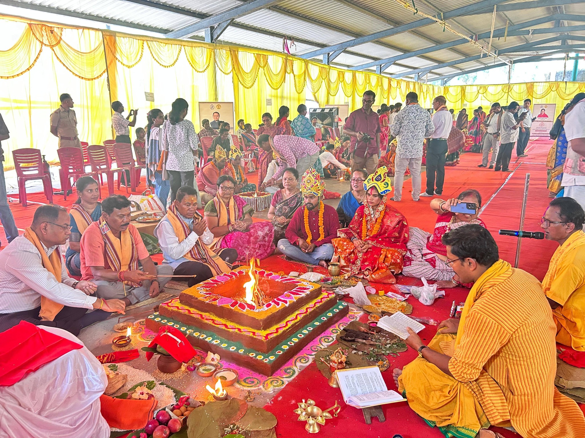 Hon'ble Chief Minister Shri Mohan Charan Majhi has solemnized the holy marriage ceremonies of about 1,000 couples in 27 districts in a single day under the 'Mukhyamantri Kanya Vivah Yojana' with great pomp and show.