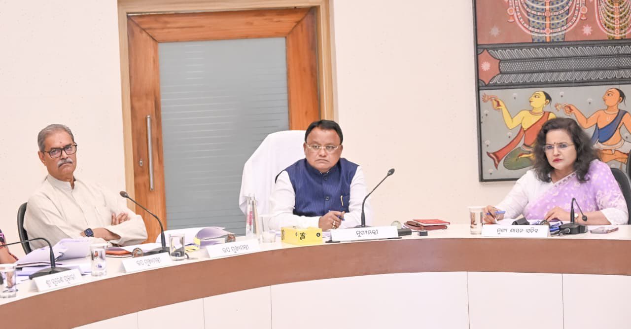 ମାନ୍ୟବର ମୁଖ୍ୟମନ୍ତ୍ରୀ ଶ୍ରୀ ମୋହନ ଚରଣ ମାଝୀ ଲୋକସେବା ଭବନରେ କ୍ୟାବିନେଟ ବୈଠକରେ ଅଧ୍ୟକ୍ଷତା କରିଛନ୍ତି।