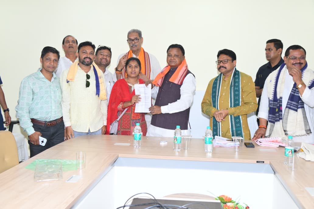 Hon'ble Chief Minister Shri Mohan Charan Majhi met the residents of the area at the Circuit House premises in Balangir and directly discussed their happiness, sorrow and problems and received their grievances.