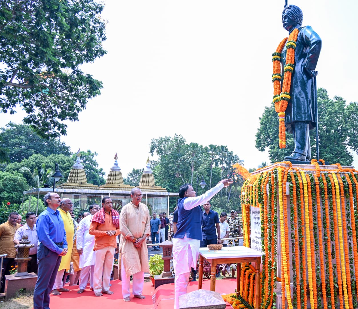 ମହାରାଜା କୃଷ୍ଣଚନ୍ଦ୍ର ଗଜପତି ନାରାୟଣ ଦେବଙ୍କ ୧୩୪ତମ ଜୟନ୍ତୀ ଅବସରରେ ତାଙ୍କ ପ୍ରତିମୂର୍ତ୍ତିରେ ପୁଷ୍ପଗୁଚ୍ଛ ପ୍ରଦାନ କରି ମାନ୍ୟବର ମୁଖ୍ୟମନ୍ତ୍ରୀ ଶ୍ରୀ ମୋହନ ଚରଣ ମାଝୀ ଶ୍ରଦ୍ଧାଞ୍ଜଳି ଜଣାଇଛନ୍ତି।