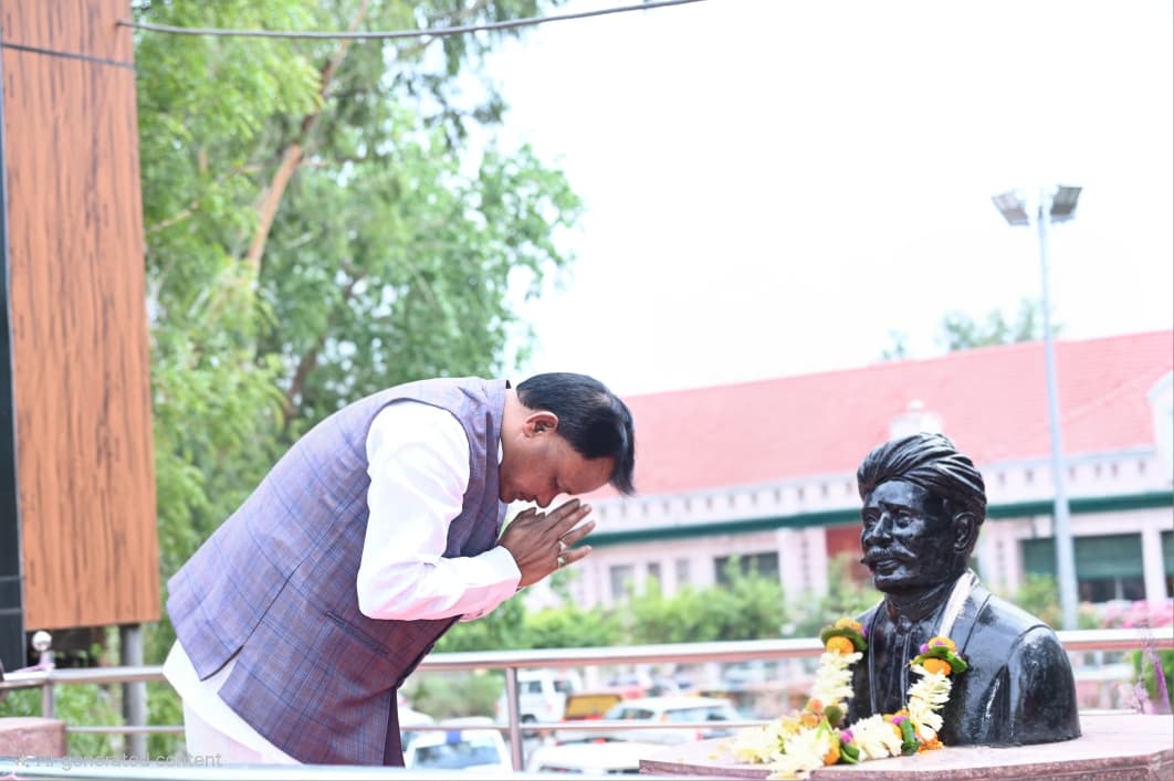ଉତ୍କଳ ଗୌରବ ମଧୁସୂଦନ ଦାସଙ୍କ ଜୟନ୍ତୀ ଅବସରରେ ମାନ୍ୟବର ମୁଖ୍ୟମନ୍ତ୍ରୀ ଶ୍ରୀ ମୋହନ ଚରଣ ମାଝୀ କେନ୍ଦୁଝର ଜିଲ୍ଲାପାଳଙ୍କ କାର୍ଯ୍ୟାଳୟ ପରିସରରେ ଥିବା ମଧୁବାବୁଙ୍କ ପ୍ରତିମୂର୍ତ୍ତିରେ ମାଲ୍ୟାର୍ପଣ କରି ଶ୍ରଦ୍ଧାଞ୍ଜଳି ଜଣାଇଛନ୍ତି।