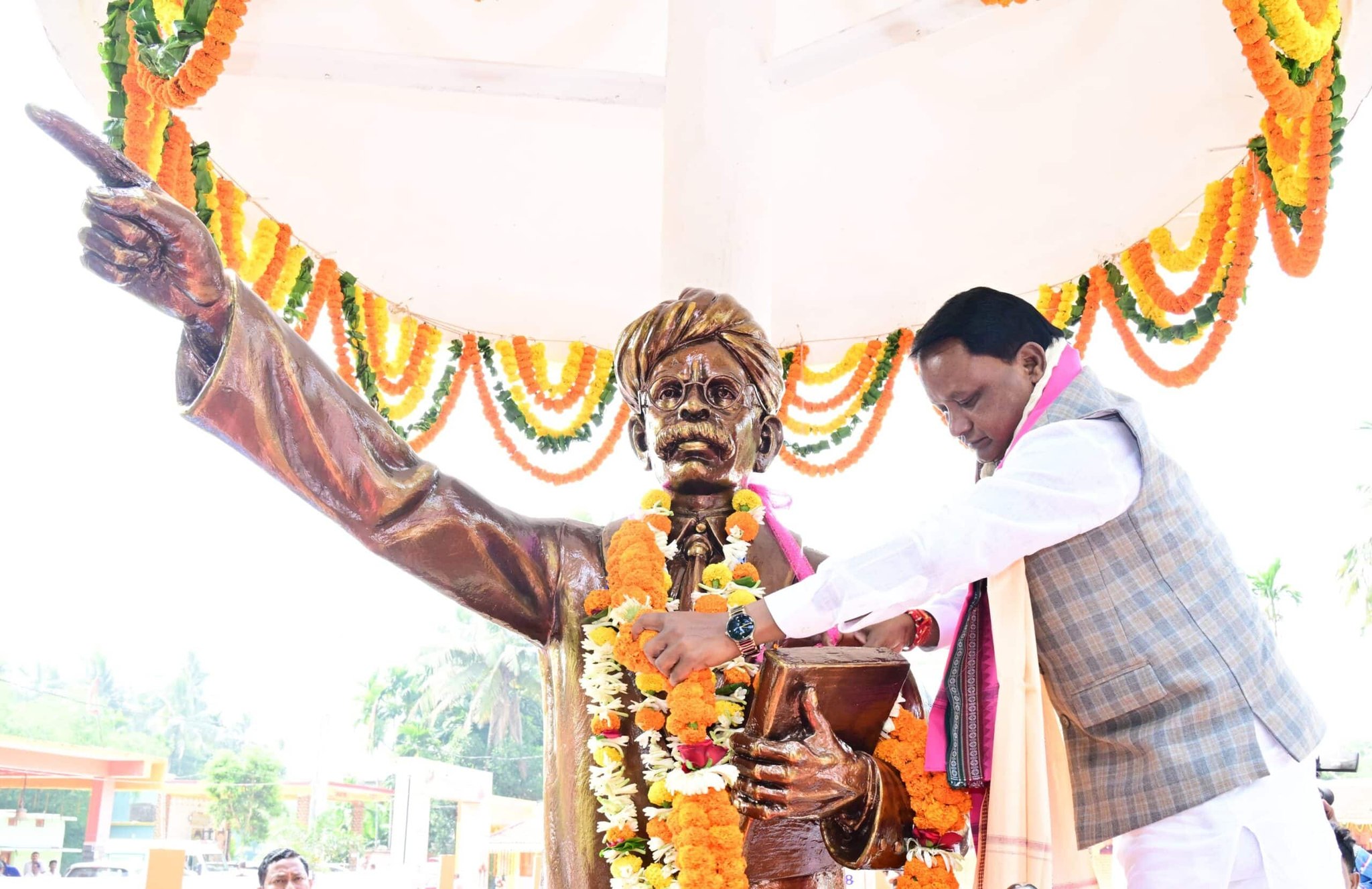 ମାନ୍ୟବର ମୁଖ୍ୟମନ୍ତ୍ରୀ ଶ୍ରୀ ମୋହନ ଚରଣ ମାଝୀ ଓଡ଼ିଶା ଦିବସ ଅବସରରେ ମଧୁବାବୁଙ୍କ ପବିତ୍ର ଜନ୍ମପୀଠ ସତ୍ୟଭାମାପୁର ଗସ୍ତ କରିଛନ୍ତି।