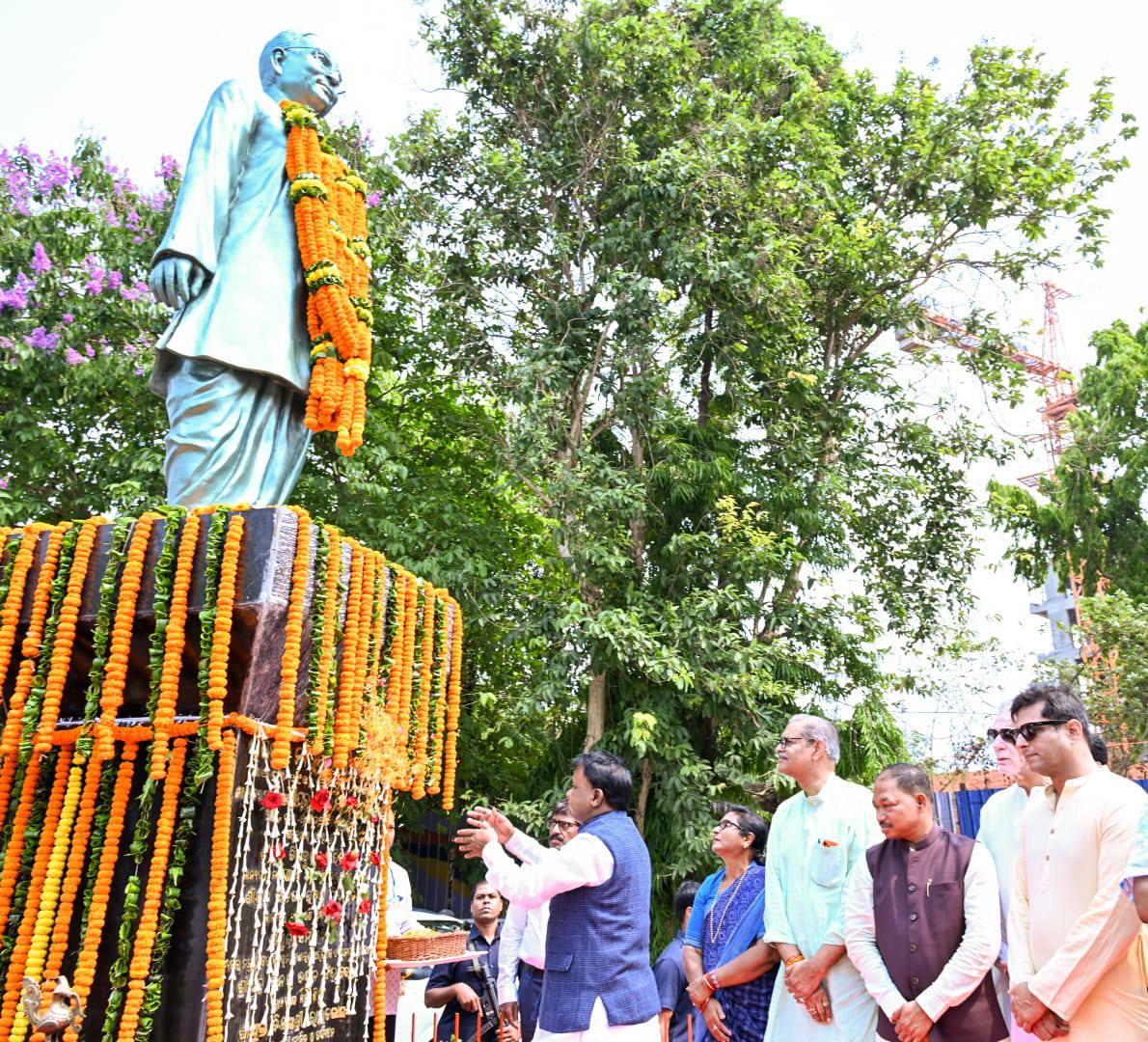 ପୂର୍ବତନ ମୁଖ୍ୟମନ୍ତ୍ରୀ ୰ ରାଜେନ୍ଦ୍ର ନାରାୟଣ ସିଂହଦେଓଙ୍କ ଜୟନ୍ତୀ ଅବସରରେ ପୋଲିସ କମିଶନରେଟ ନିକଟସ୍ଥ ତାଙ୍କ ପ୍ରତିମୂର୍ତ୍ତିରେ ପୁଷ୍ପଗୁଚ୍ଛ ପ୍ରଦାନ କରି ମାନ୍ୟବର ମୁଖ୍ୟମନ୍ତ୍ରୀ ଶ୍ରୀ ମୋହନ ଚରଣ ମାଝୀ ଶ୍ରଦ୍ଧାଞ୍ଜଳି ଜଣାଇଛନ୍ତି।