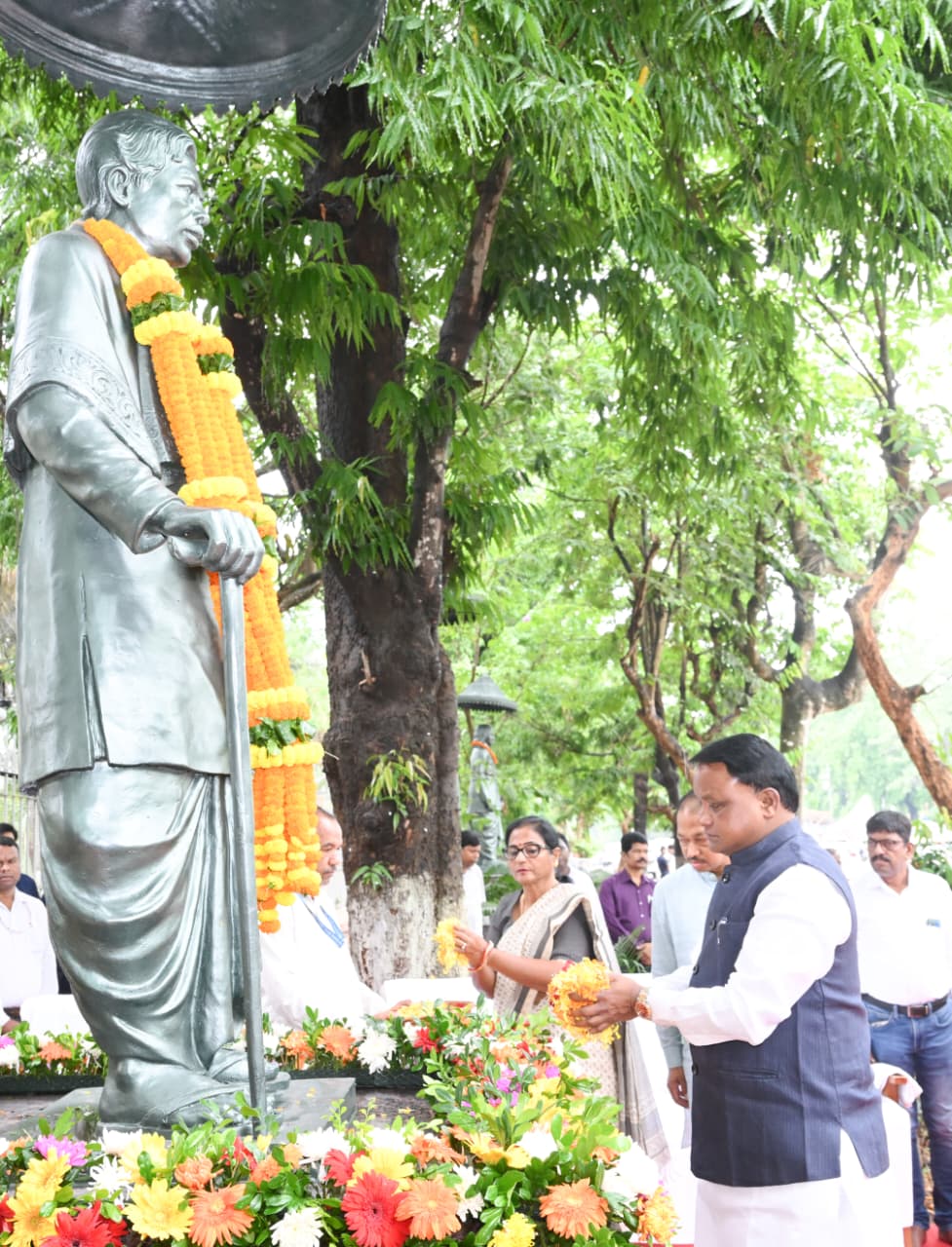 ପଣ୍ଡିତ ରଘୁନାଥ ମୁର୍ମୁଙ୍କ ଜୟନ୍ତୀ ଅବସରରେ ମାନ୍ୟବର ମୁଖ୍ୟମନ୍ତ୍ରୀ ଶ୍ରୀ ମୋହନ ଚରଣ ମାଝୀ ବିଧାନସଭା ନିକଟରେ ଥିବା ପଣ୍ଡିତ ରଘୁନାଥ ମୁର୍ମୁଙ୍କ ପ୍ରତିମୂର୍ତ୍ତିରେ ପୁଷ୍ପଗୁଚ୍ଛ ଅର୍ପଣ କରି ଶ୍ରଦ୍ଧାଞ୍ଜଳି ଜଣାଇଛନ୍ତି।