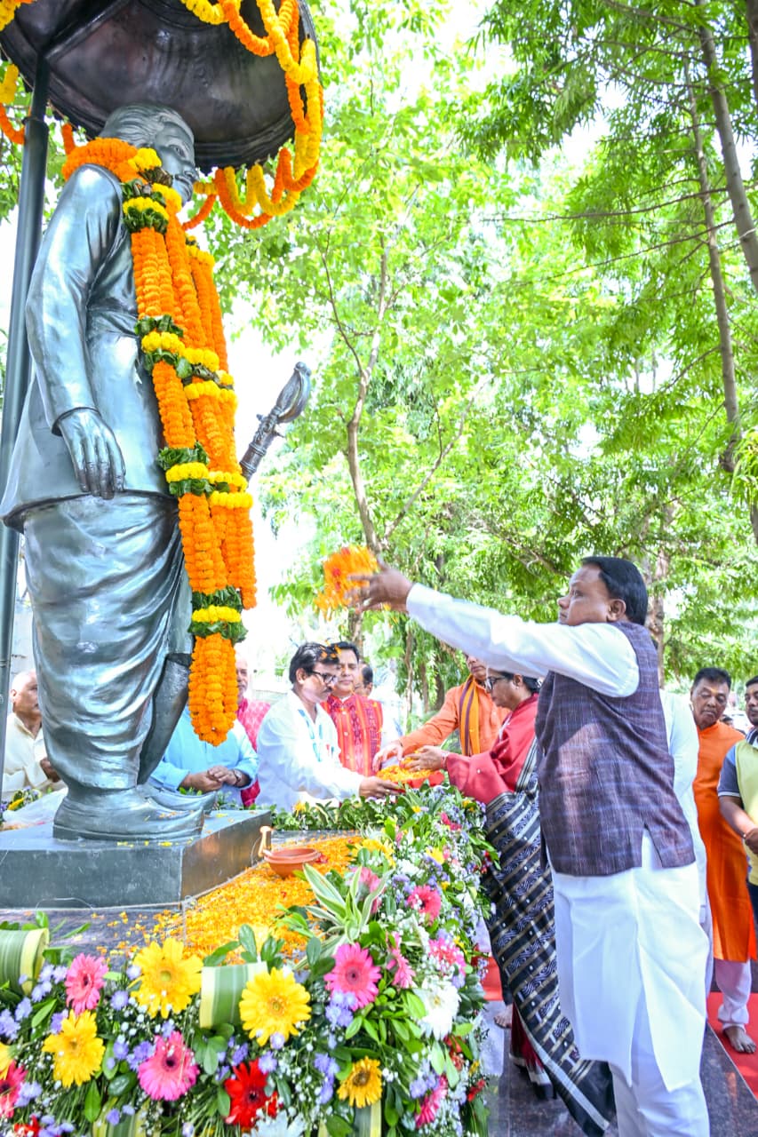 ମହାନ୍ ବିପ୍ଳବୀ ଧରଣୀଧର ଭୂୟାଁଙ୍କ ଶ୍ରାଦ୍ଧ ବାର୍ଷିକୀ ଅବସରରେ ମାନ୍ୟବର ମୁଖ୍ୟମନ୍ତ୍ରୀ ଶ୍ରୀ ମୋହନ ଚରଣ ମାଝୀ ଓଡ଼ିଶା ବିଧାନସଭା ନିକଟରେ ଥିବା ଧରଣୀଧରଙ୍କ ପ୍ରତିମୂର୍ତ୍ତିରେ ଶ୍ରଦ୍ଧାସୁମନ ଅର୍ପଣ କରିଛନ୍ତି।