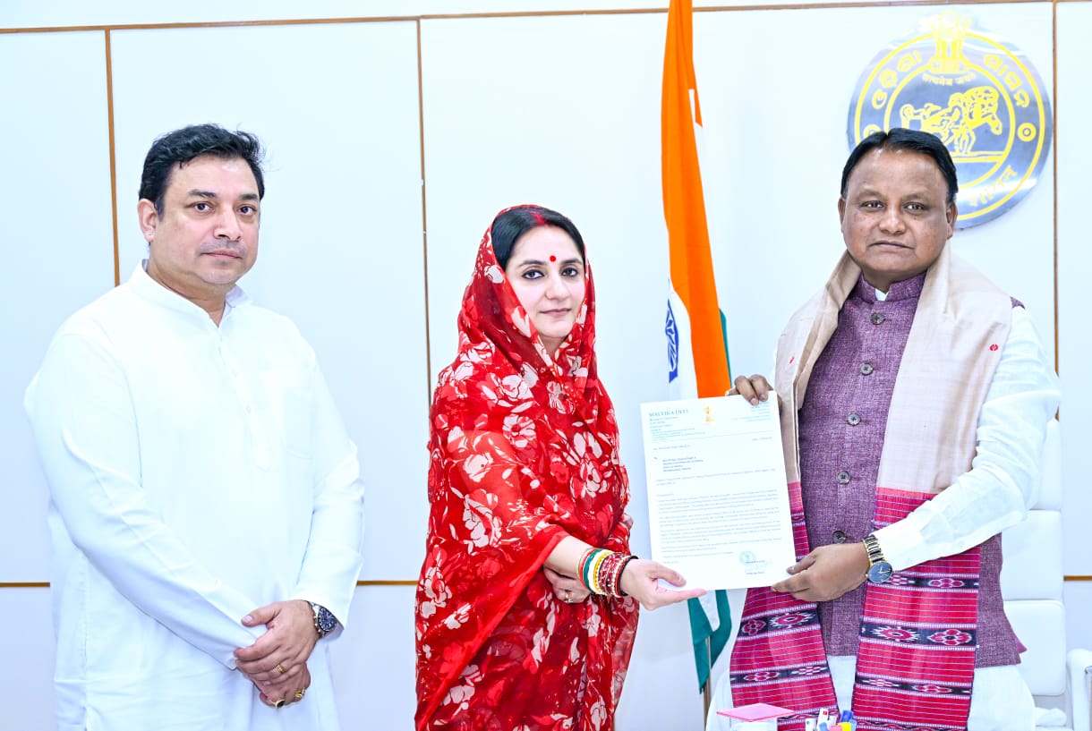 Hon'ble Chief Minister Shri Mohan Charan Majhi was paid a courtesy call by representatives of various famous Winter Shashti Yatra committees of Sambalpur.