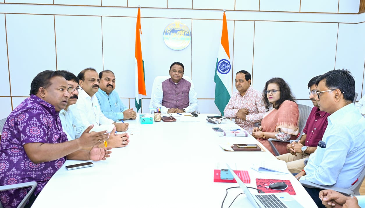 ମାନ୍ୟବର ମୁଖ୍ୟମନ୍ତ୍ରୀ ଶ୍ରୀ ମୋହନ ଚରଣ ମାଝୀ ଲୋକସେବା ଭବନରେ ସମ୍ୱଲପୁର ଓ ବରଗଡ଼ ଜିଲ୍ଲାର ମାନ୍ୟବର ବିଧାୟକମାନଙ୍କ ସହିତ ରବିଧାନ ସଂଗ୍ରହ ସମ୍ପର୍କରେ ଆଲୋଚନା କରିଛନ୍ତି।
