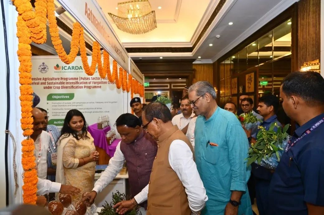 ଭୁବନେଶ୍ୱରଠାରେ ଆୟୋଜିତ ହୋଇଥିବା ‘ଜୋନାଲ କନ୍‌ଫରେନ୍ସ’ରେ ଉଦ୍ୟାନ କୃଷି ନିର୍ଦ୍ଦେଶାଳୟ ତରଫରୁ ଏଗ୍ରିକଲଚର ପ୍ରଡକ୍ସନ କ୍ଲଷ୍ଟର ଓ କୃଷି ଉଦ୍ୟୋଗୀଙ୍କ ଦ୍ୱାରା ଶଙ୍କର ଏବଂ ଏଲିଟ୍‌ କିସମର ବିଭିନ୍ନ ପ୍ରକାରର ଆମ୍ବ ପ୍ରଦର୍ଶିତ ହୋଇଥିଲା । 