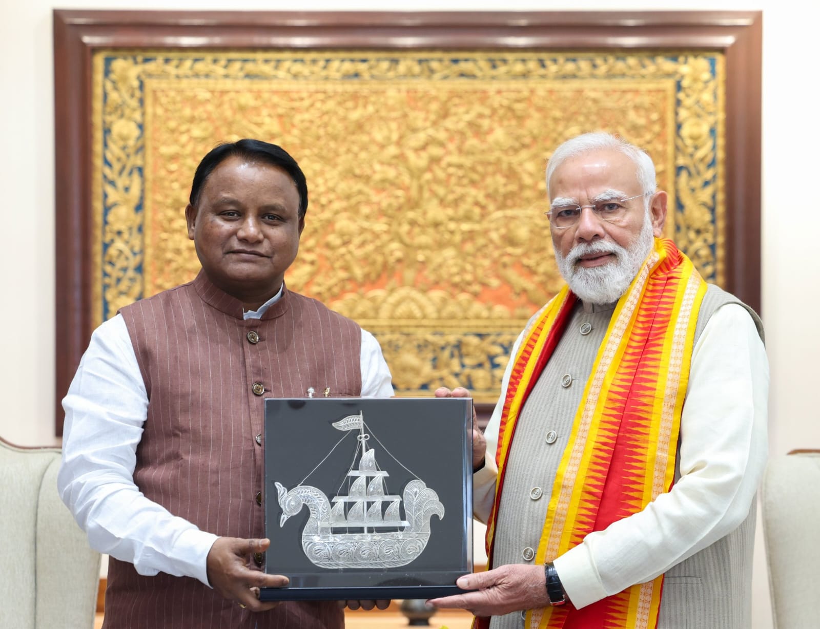 Honorable Chief Minister Shri Narendra Modi has paid a courtesy visit to Honorable Prime Minister Shri Mohan Charan Majhi in New Delhi.