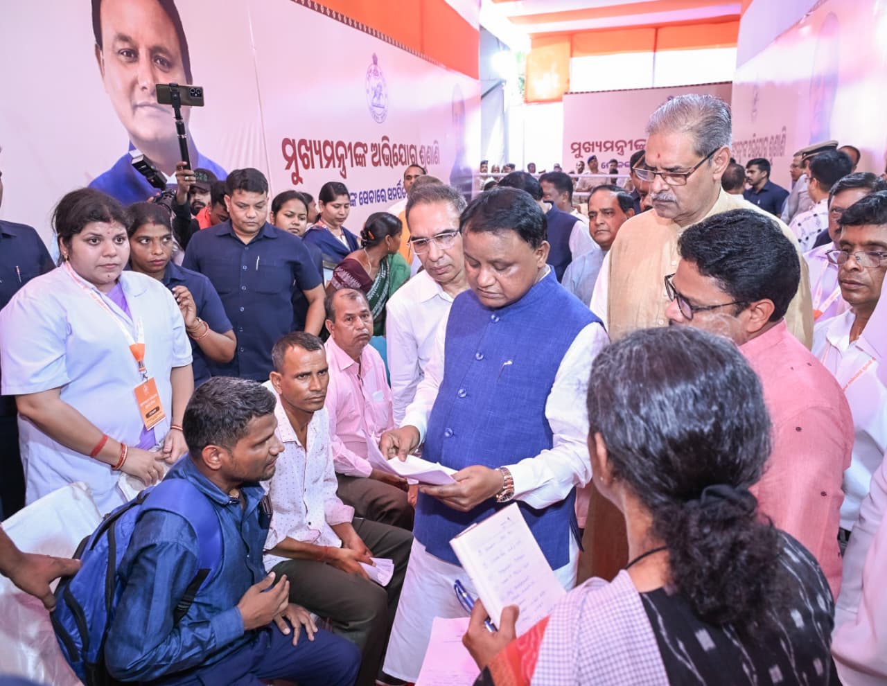 ମୁଖ୍ୟମନ୍ତ୍ରୀ ଶ୍ରୀ ମୋହନ ଚରଣ ମାଝୀ ଭୁବନେଶ୍ୱରରେ ଆୟୋଜିତ ଜନଶୁଣାଣି କାର୍ଯ୍ୟକ୍ରମରେ ଜନସାଧାରଣଙ୍କ ସୁବିଧାକୁ ଗୁରୁତ୍ୱ ଦେଇ ଲୋକଙ୍କ ଅଭିଯୋଗ ଶୁଣିଛନ୍ତି । ଏହି ଅବସରରେ ବିଭିନ୍ନ ବିଭାଗର ମନ୍ତ୍ରୀ ଏବଂ ଅଧିକାରୀମାନେ ଉପସ୍ଥିତ ଥିଲେ
