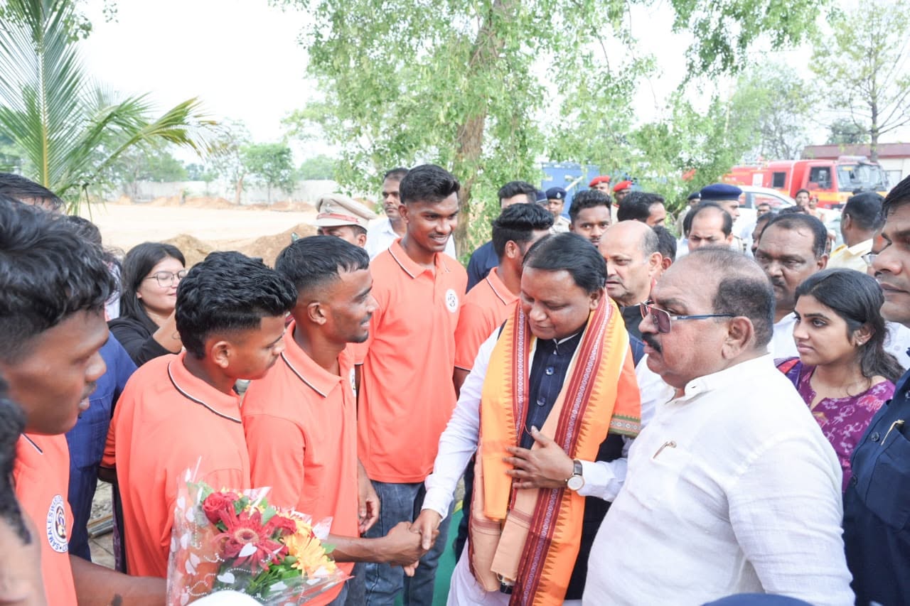 Chief Minister Shri Mohan Charan Majhi, during his visit to Sambalpur, visited Sambalpur Football Academy, which has a special place in the sports map of Odisha, and appreciated the development and modernization of its infrastructure.