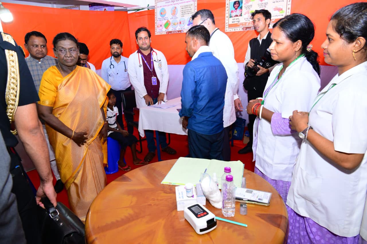ମାନ୍ୟବର ରାଷ୍ଟ୍ରପତି ଶ୍ରୀମତୀ ଦ୍ରୌପଦୀ ମୁର୍ମୁ ମୟୂରଭଞ୍ଜ ଜିଲ୍ଲା ରାଇରଙ୍ଗପୁରଠାରେ ଏମ୍ସ ଭୁବନେଶ୍ୱର ସହାଭାଗିତାରେ ଆୟୋଜିତ ସ୍ୱାସ୍ଥ୍ୟ ଶିବିରର ଶୁଭାରମ୍ଭ ଅବସରରେ ଯୋଗ ଦେଇଛନ୍ତି । 