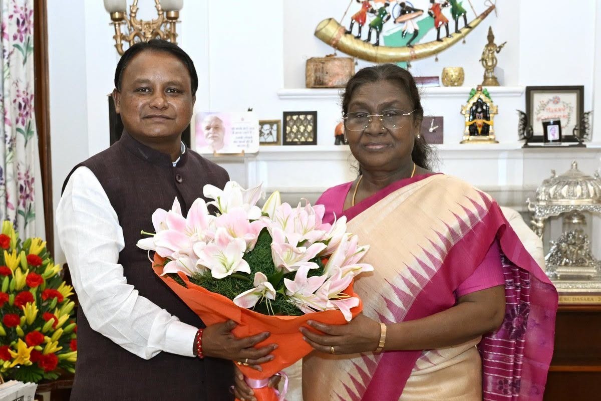 Chief Minister Shri Mohan Charan Majhi has extended his heartfelt birthday greetings and best wishes to Hon'ble President Smt. Draupadi Murmu, the unique pride of Odisha, the inspiration of the entire nation and a symbol of noble resolve.