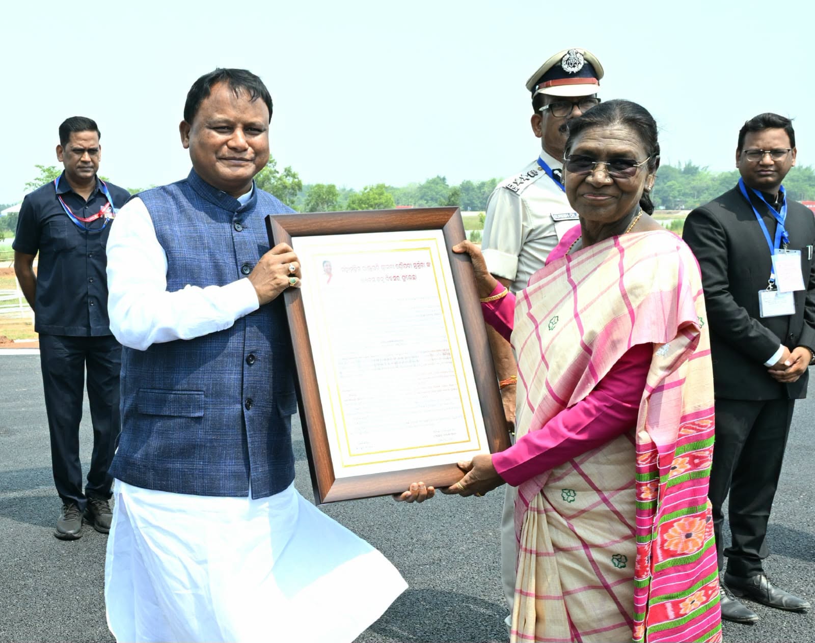 On the occasion of the birthday of Hon’ble President Smt. Droupadi Murmu, Chief Minister Shri Mohan Charan Majhi presented a commemorative greeting letter, extending his warm wishes and greetings to the President. 