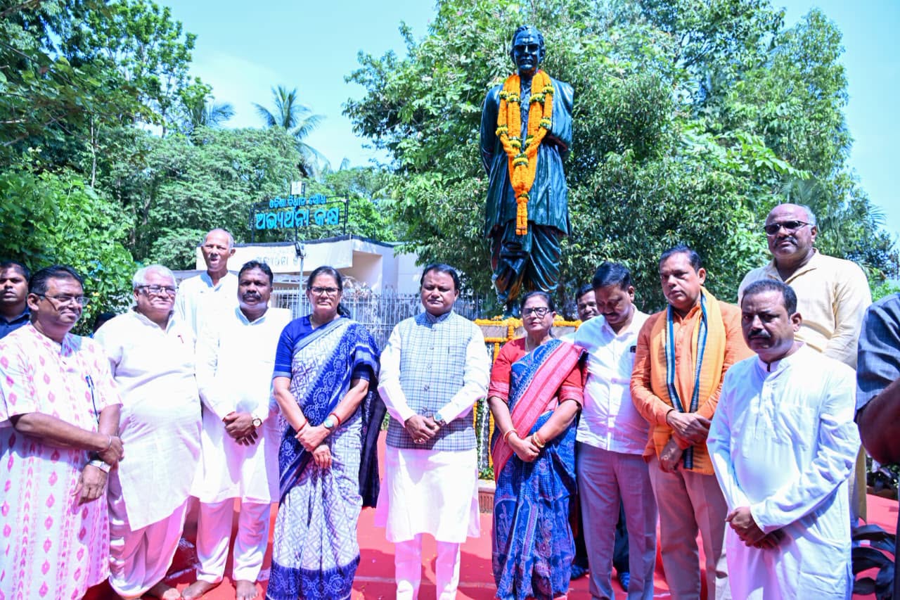 Chief Minister Shri Mohan Charan Majhi paid tributes to former Chief Minister Late Nabakrishna Chowdhury on his Shraddha Diwas by offering floral tributes to his statue in the Legislative Assembly premises.