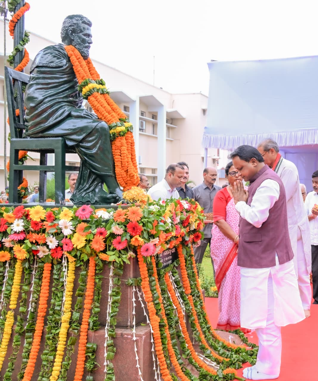 ଉତ୍କଳମଣି ପଣ୍ଡିତ ଗୋପବନ୍ଧୁ ଦାସଙ୍କ ୯୮ତମ ଶ୍ରାଦ୍ଧବାର୍ଷିକୀ ଅବସରରେ ବିଧାନସଭା ପରିସରସ୍ଥିତ ତାଙ୍କ ପ୍ରତିମୂର୍ତ୍ତିରେ ପୁଷ୍ପମାଲ୍ୟ ଅର୍ପଣ କରି ଶ୍ରଦ୍ଧାଞ୍ଜଳି ଜ୍ଞାପନ କଲି। ଓଡ଼ିଶାର ସ୍ୱାଭିମାନ, ସେବା, ତ୍ୟାଗ ଓ ମାନବିକତାର ପ୍ରତୀକ ଉତ୍କଳମଣିଙ୍କ ଆଦର୍ଶ ଆମ ସମସ୍ତଙ୍କ ପାଇଁ ସଦା ପ୍ରେରଣାର ଉତ୍ସ ।  ଲୋକକଲ୍ୟାଣ ଓ ସମାଜସେବା ପ୍ରତି ତାଙ୍କର ଅତୁଳନୀୟ ଅବଦାନ ଆଗାମୀ ପିଢ଼ିକୁ ସଦା ଆଲୋକିତ କରୁଥିବ। ତାଙ୍କ ପବିତ୍ର ସ୍ମୃତି ପ୍ରତି ଭକ୍ତିପୂତ ଶ୍ରଦ୍ଧାଞ୍ଜଳି।