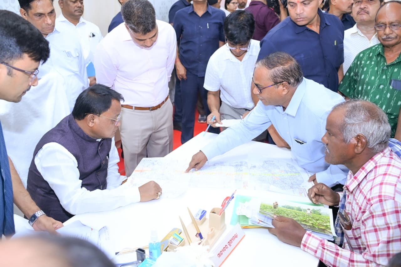 ମୁଖ୍ୟମନ୍ତ୍ରୀ ଶ୍ରୀ ମୋହନ ଚରଣ ମାଝୀ ଜନଶୁଣାଣି କାର୍ଯ୍ୟକ୍ରମରେ ବିଭିନ୍ନ ପ୍ରାନ୍ତରୁ ଆସିଥିବା ନାଗରିକମାନଙ୍କ ଅଭିଯୋଗ ଶୁଣିଛନ୍ତି । ଲୋକଙ୍କ ସମସ୍ୟାର ସ୍ଥାୟୀ ପ୍ରତିକାର, ସରକାରଙ୍କ ମୁଖ୍ୟ ପ୍ରାଥମିକତା ହୋଇଥିବାବେଳେ, ସମସ୍ତ ଅଭିଯୋଗର ତୁରନ୍ତ ଓ ସମୟବଦ୍ଧ ସମାଧାନ ପାଇଁ ସମସ୍ତ ପଦକ୍ଷେପ ସୁନିଶ୍ଚିତ କରିବା ଉପରେ ମୁଖ୍ୟମନ୍ତ୍ରୀ ଗୁରୁତ୍ବ ଦେଇଛନ୍ତି ।