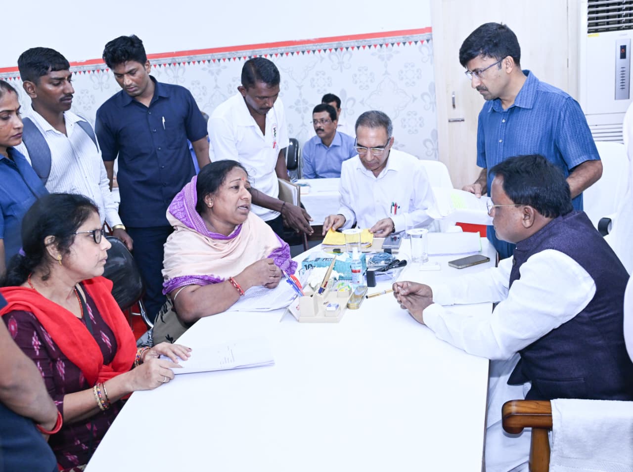 ମୁଖ୍ୟମନ୍ତ୍ରୀ ଶ୍ରୀ ମୋହନ ଚରଣ ମାଝୀ ଜନଶୁଣାଣି କାର୍ଯ୍ୟକ୍ରମରେ ବିଭିନ୍ନ ପ୍ରାନ୍ତରୁ ଆସିଥିବା ନାଗରିକମାନଙ୍କ ଅଭିଯୋଗ ଶୁଣିଛନ୍ତି । ଲୋକଙ୍କ ସମସ୍ୟାର ସ୍ଥାୟୀ ପ୍ରତିକାର, ସରକାରଙ୍କ ମୁଖ୍ୟ ପ୍ରାଥମିକତା ହୋଇଥିବାବେଳେ, ସମସ୍ତ ଅଭିଯୋଗର ତୁରନ୍ତ ଓ ସମୟବଦ୍ଧ ସମାଧାନ ପାଇଁ ସମସ୍ତ ପଦକ୍ଷେପ ସୁନିଶ୍ଚିତ କରିବା ଉପରେ ମୁଖ୍ୟମନ୍ତ୍ରୀ ଗୁରୁତ୍ବ ଦେଇଛନ୍ତି ।