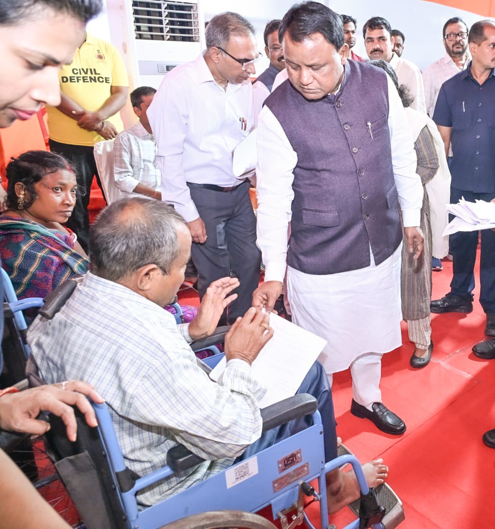 ମୁଖ୍ୟମନ୍ତ୍ରୀ ଶ୍ରୀ ମୋହନ ଚରଣ ମାଝୀ ଜନଶୁଣାଣି କାର୍ଯ୍ୟକ୍ରମରେ ବିଭିନ୍ନ ପ୍ରାନ୍ତରୁ ଆସିଥିବା ନାଗରିକମାନଙ୍କ ଅଭିଯୋଗ ଶୁଣିଛନ୍ତି । ଲୋକଙ୍କ ସମସ୍ୟାର ସ୍ଥାୟୀ ପ୍ରତିକାର, ସରକାରଙ୍କ ମୁଖ୍ୟ ପ୍ରାଥମିକତା ହୋଇଥିବାବେଳେ, ସମସ୍ତ ଅଭିଯୋଗର ତୁରନ୍ତ ଓ ସମୟବଦ୍ଧ ସମାଧାନ ପାଇଁ ସମସ୍ତ ପଦକ୍ଷେପ ସୁନିଶ୍ଚିତ କରିବା ଉପରେ ମୁଖ୍ୟମନ୍ତ୍ରୀ ଗୁରୁତ୍ବ ଦେଇଛନ୍ତି ।